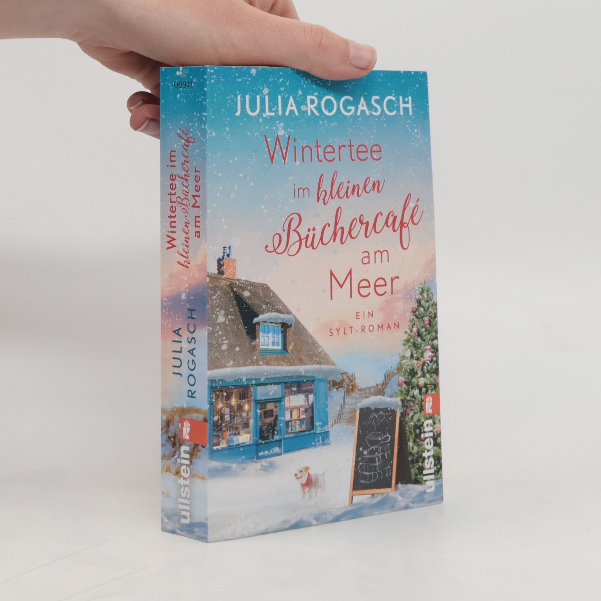 Julia Rogasch Wintertee im kleinen Büchercafé am Meer
