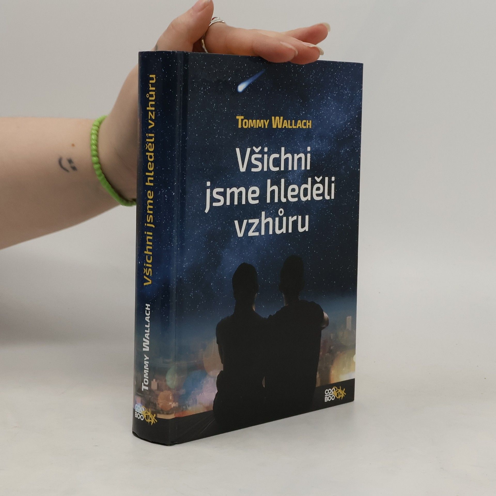Tommy Wallach Všichni jsme hleděli vzhůru