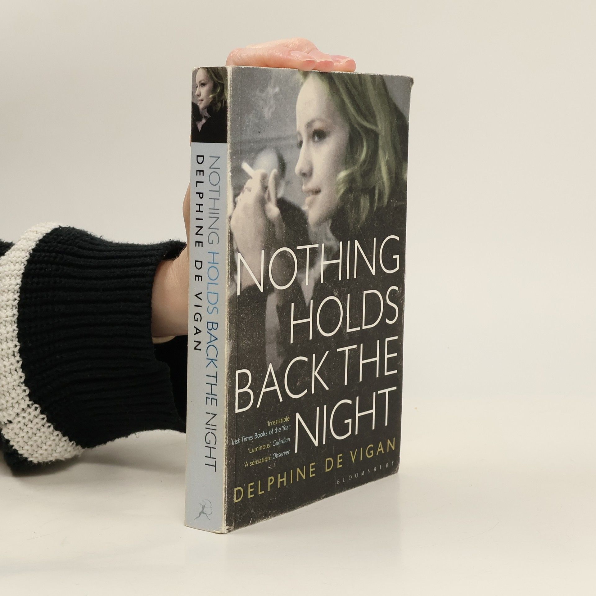 Delphine de Vigan Nothing Holds Back the Night. Das Lächeln meiner Mutter, englische Ausgabe