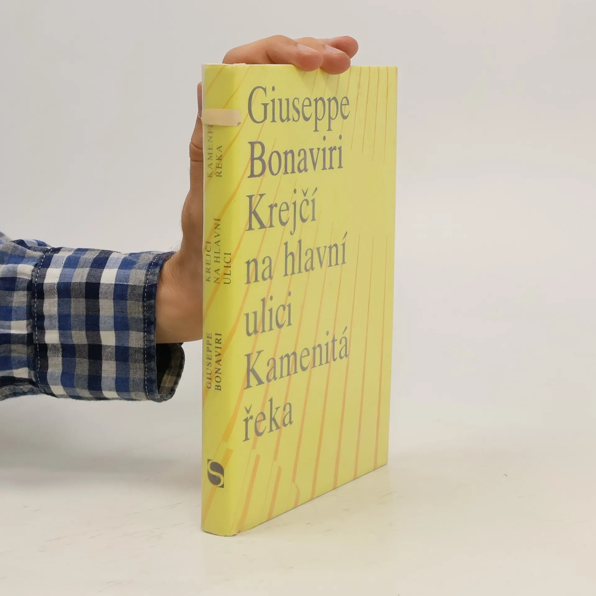 Krejčí na hlavní ulici. Kamenitá řeka | Kniha | Giuseppe Bonaviri | CS