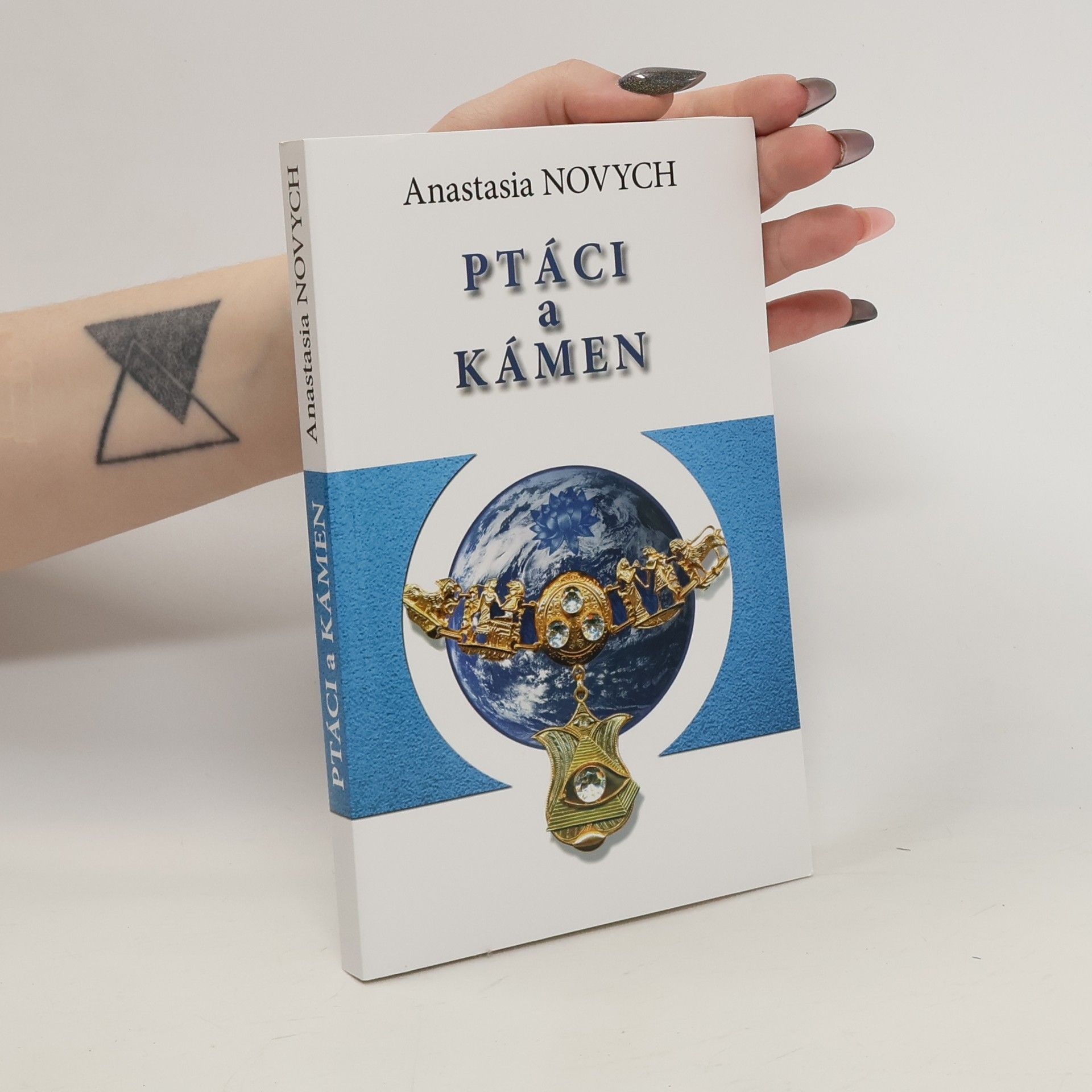 Anastasija Novych Ptáci a kámen