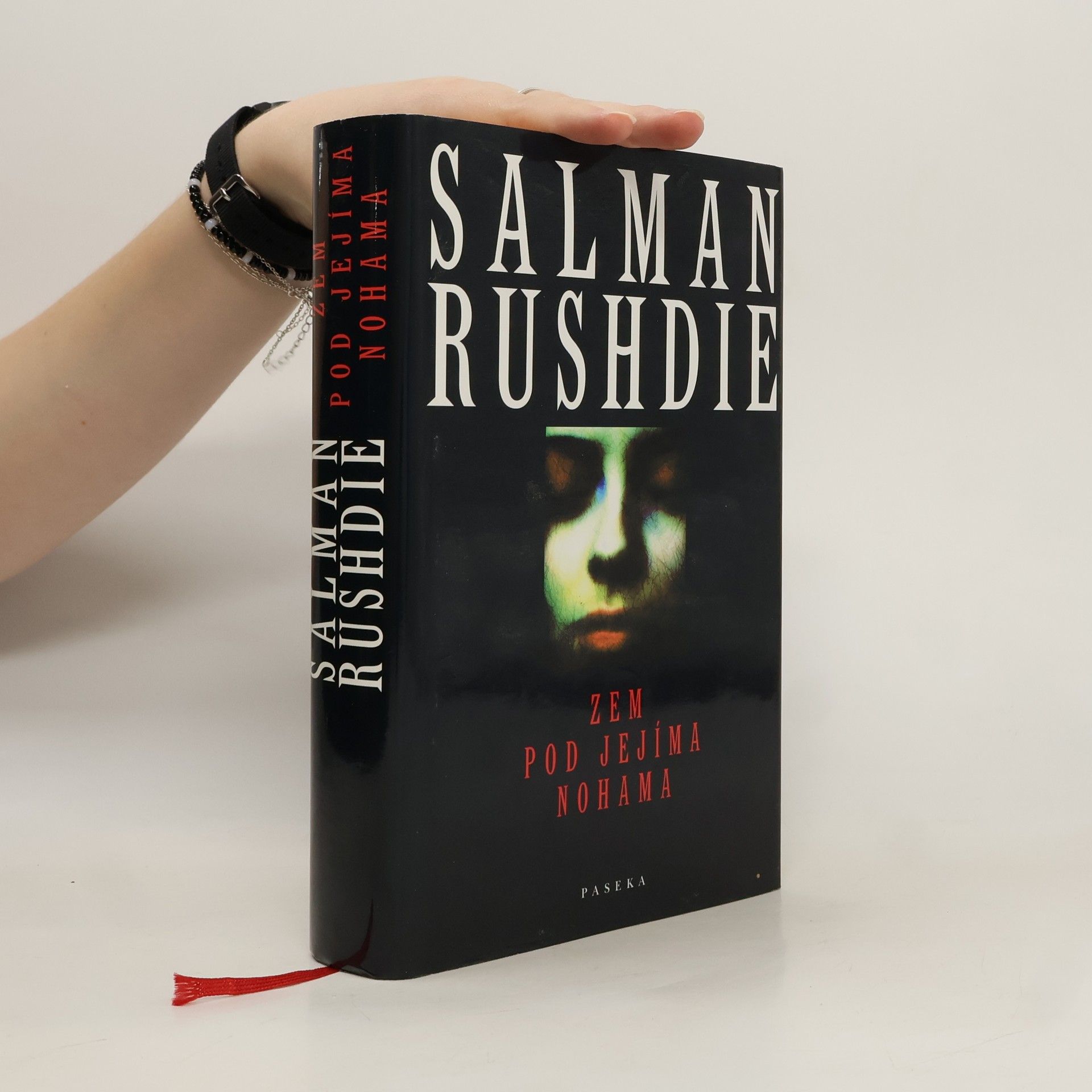 Salman Rushdie Zem pod jejíma nohama