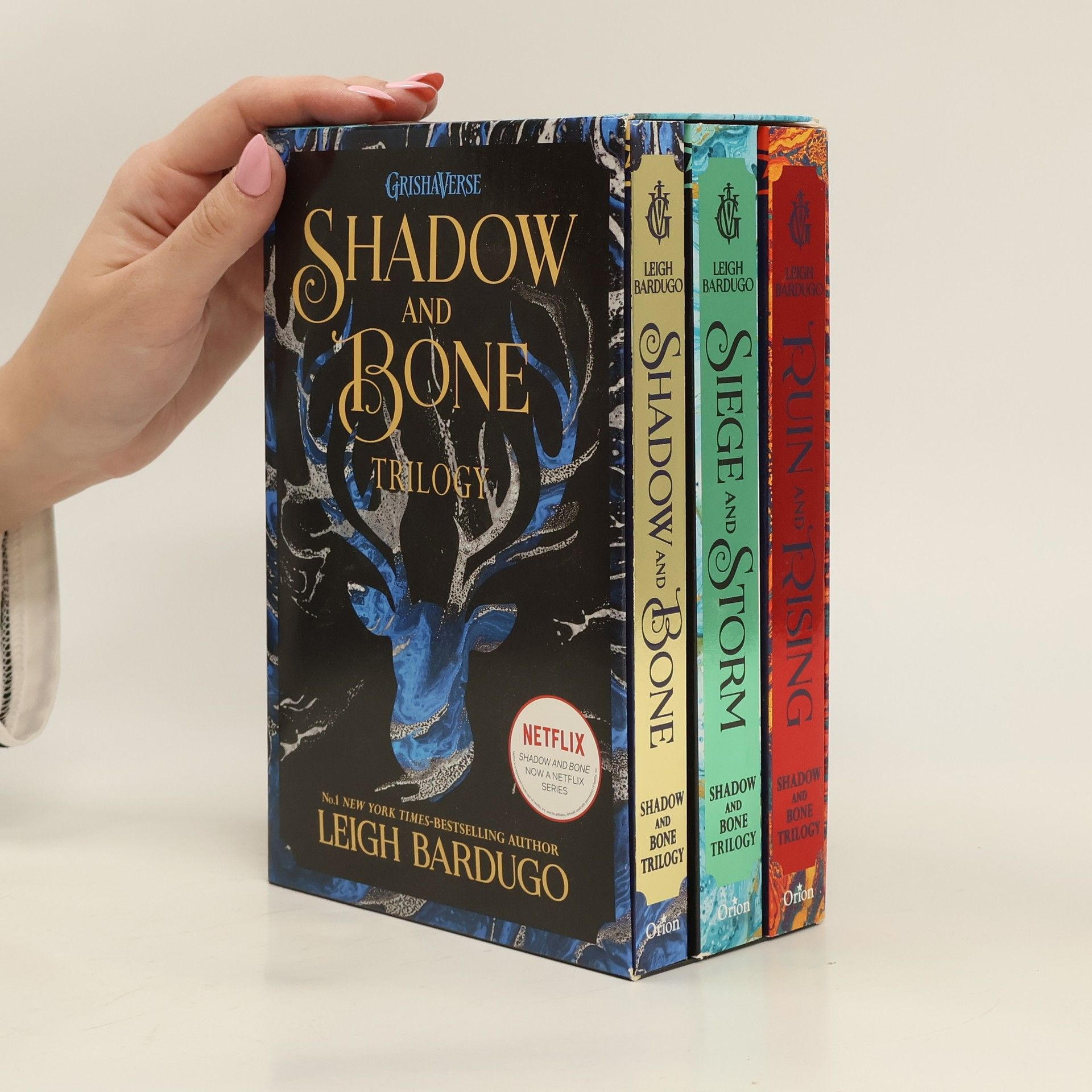 Leigh Bardugo Shadow and Bone Trilogy (3 svazky, komplet v boxu)