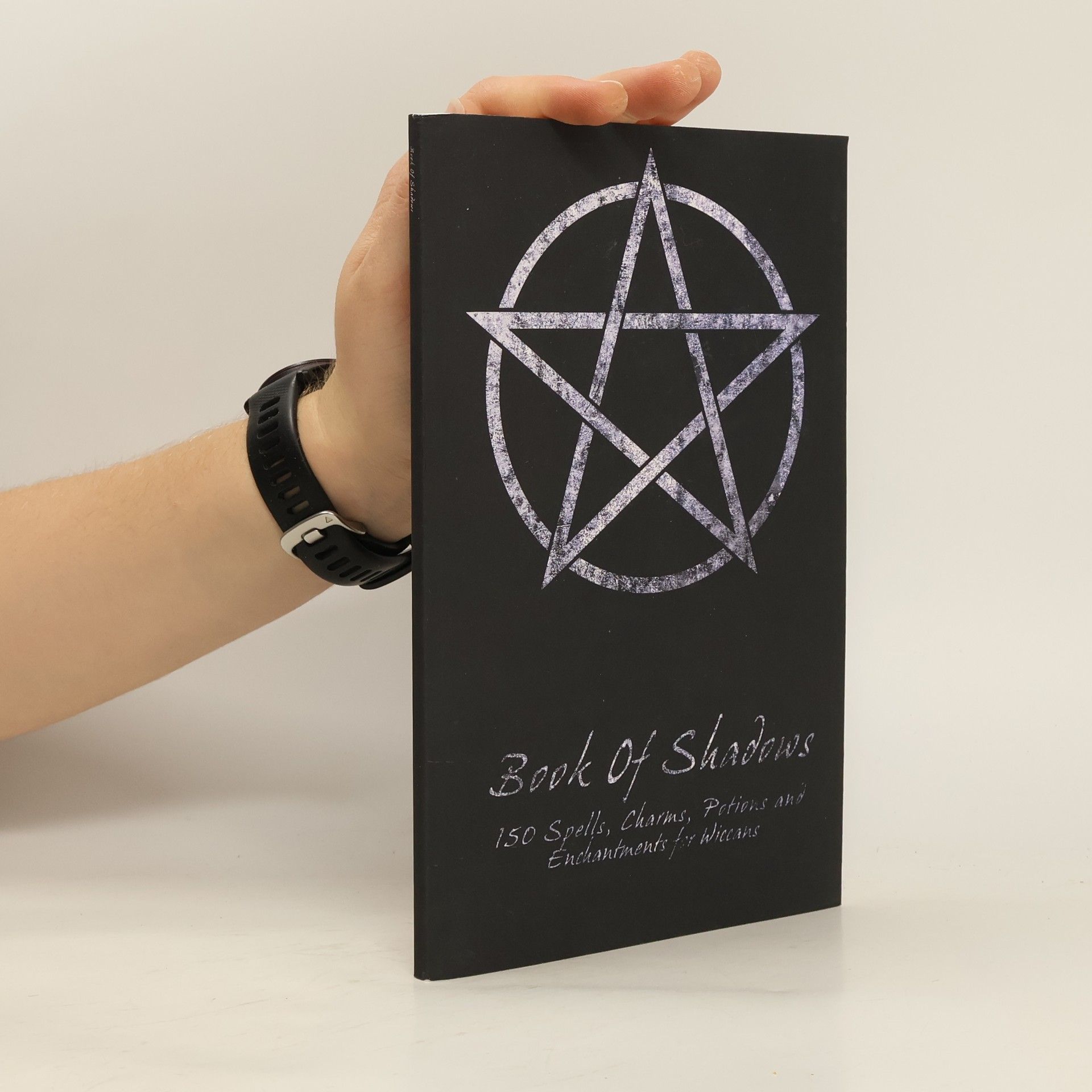 Collectif d'auteurs Book Of Shadows - 150 Spells, Charms, Potions and Enchantments for Wiccans