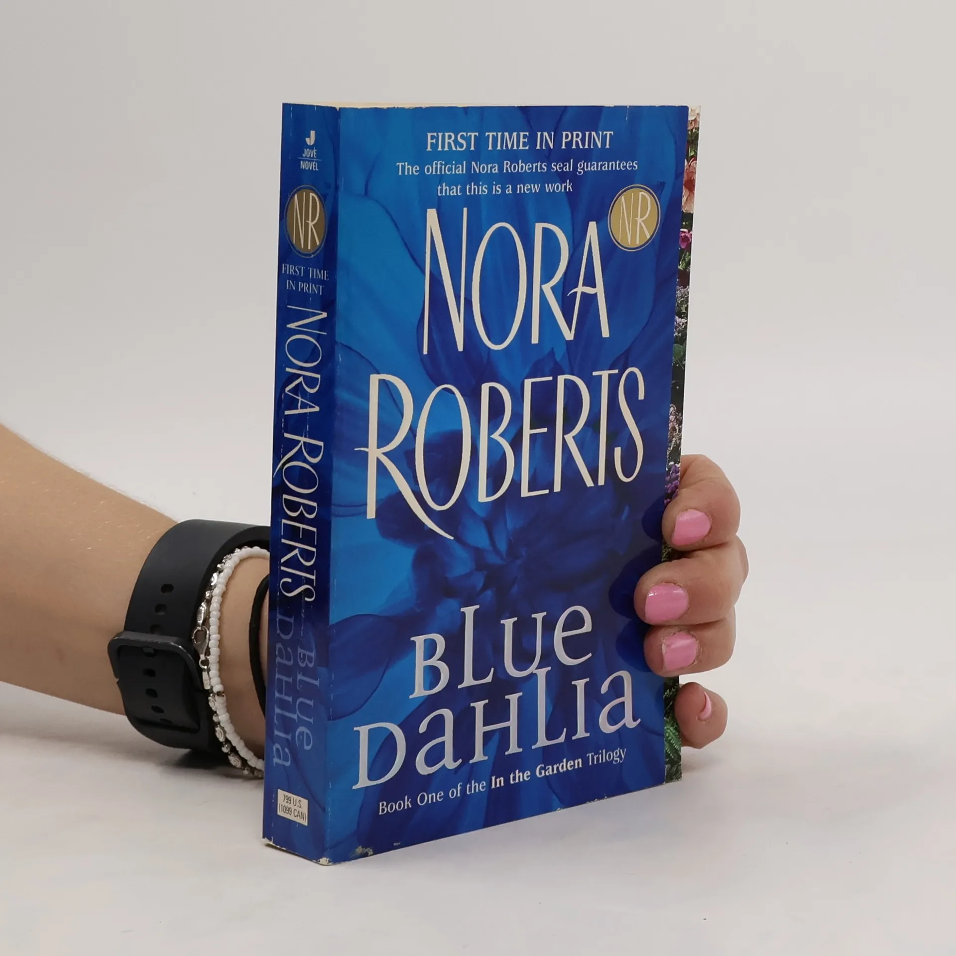 Blue Dahlia. Blüte der Tage, englische Ausgabe | Book | Paperback | Nora Roberts | EN