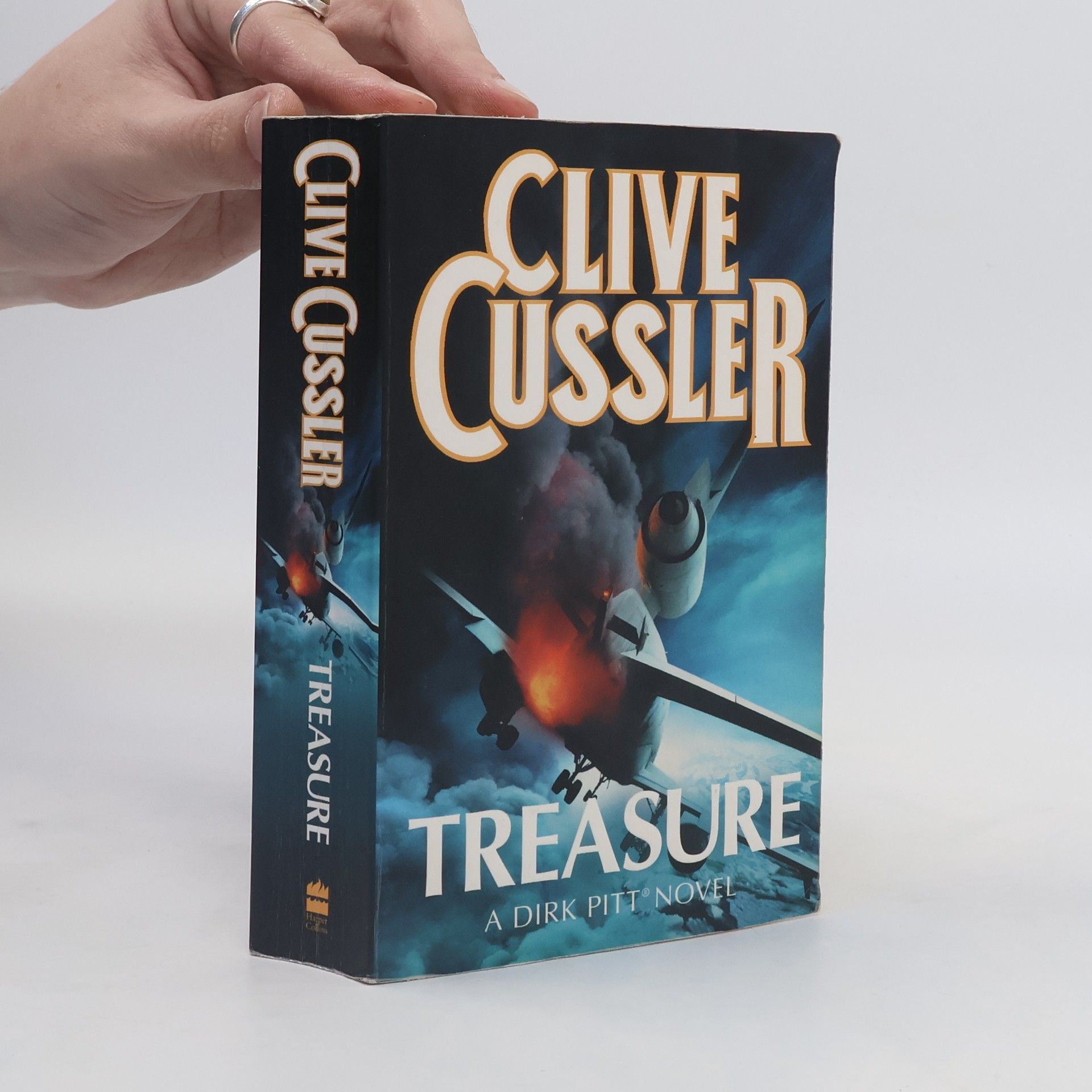 Clive Cussler Treasure. A Dirk Pitt Novel