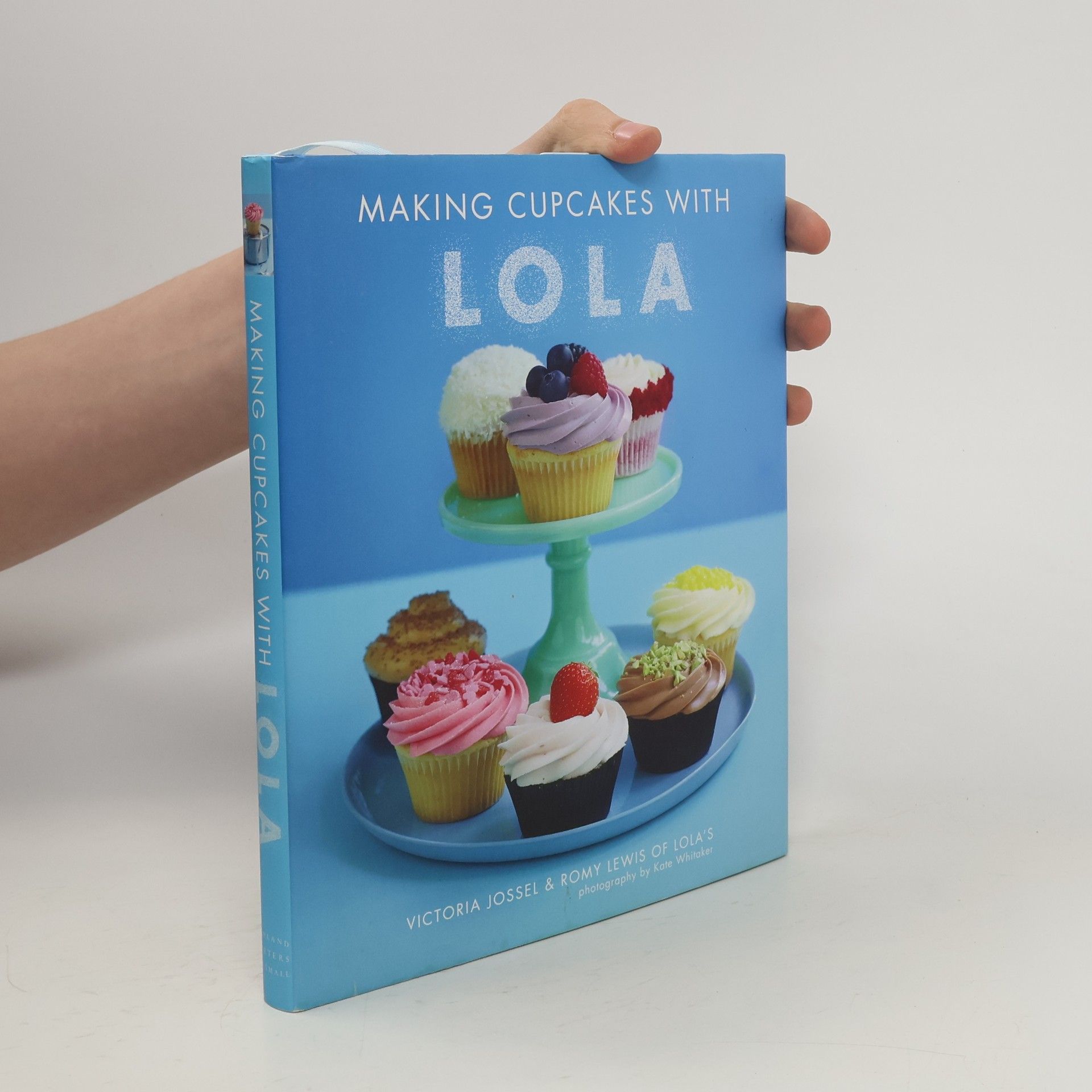 Victoria Jossel Making cupcakes with LOLA