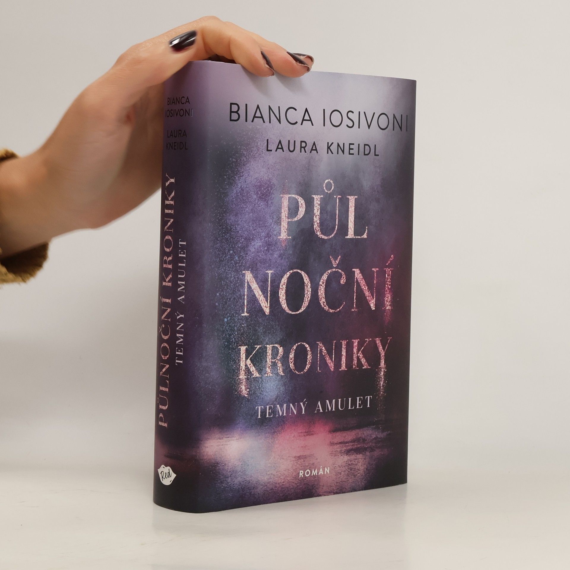 Bianca Iosivoni Půlnoční kroniky: Temný amulet.