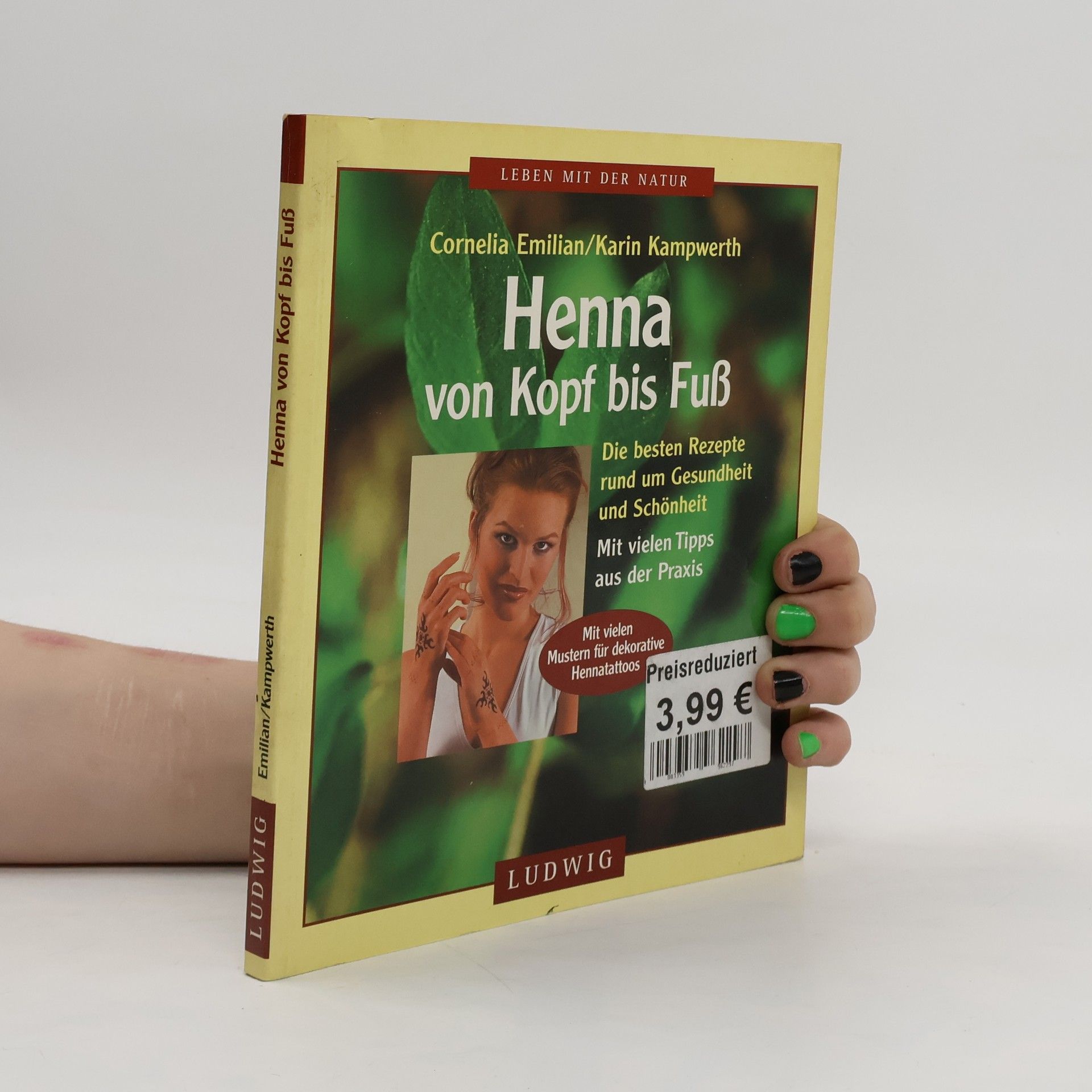 Cornelia Emilian Henna von Kopf bis Fuß