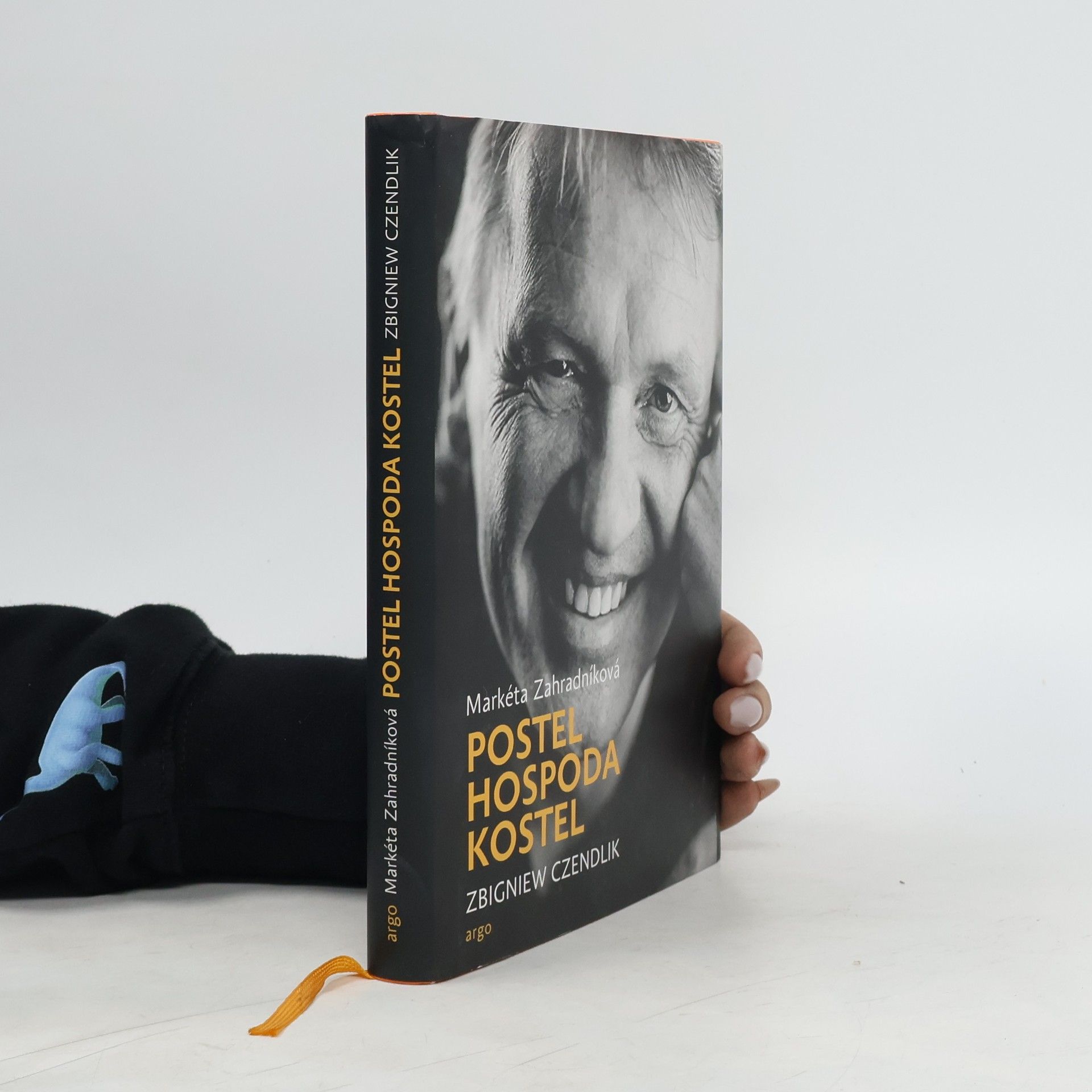 Postel, hospoda, kostel