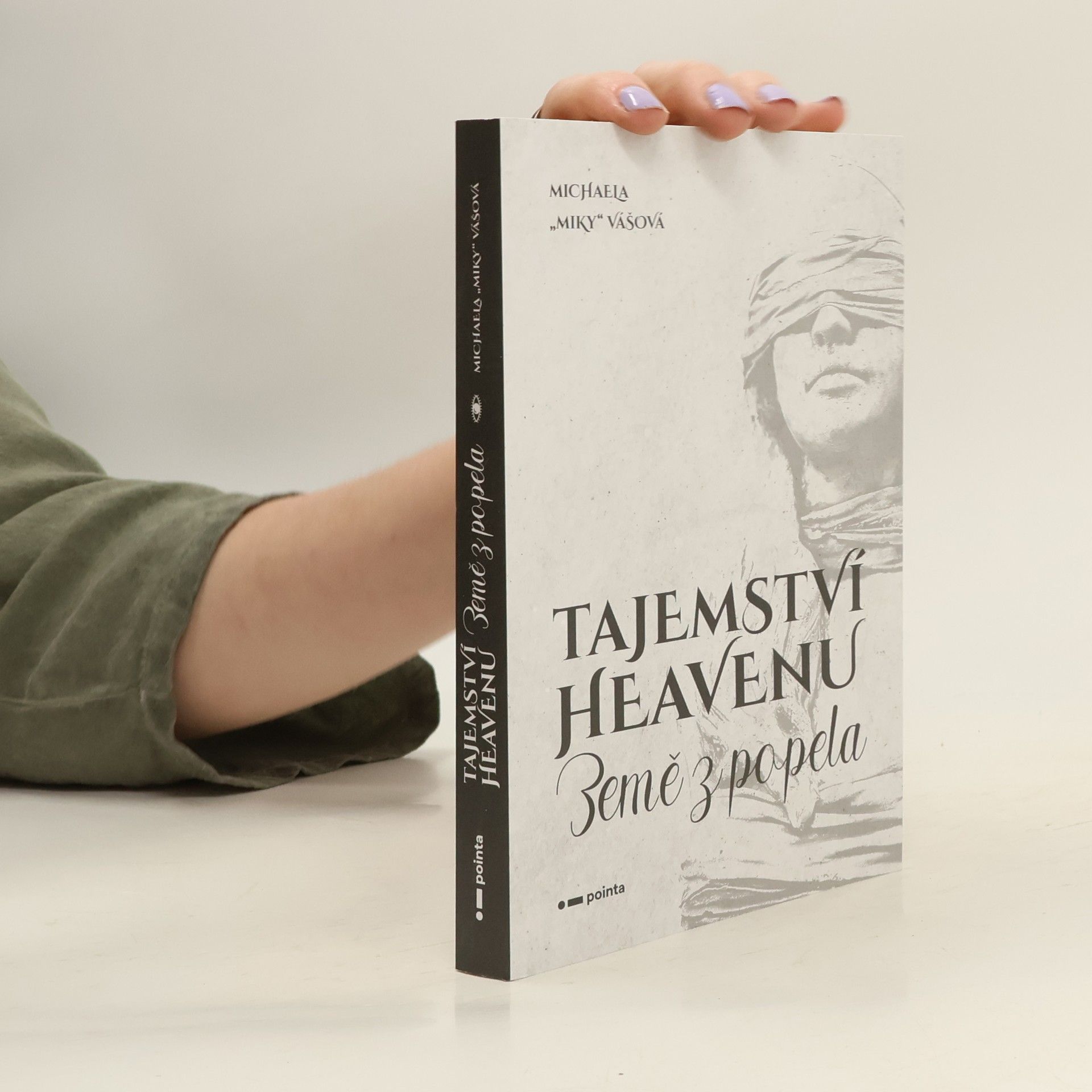 Michaela Vášová Tajemství Heavenu. Země z popela