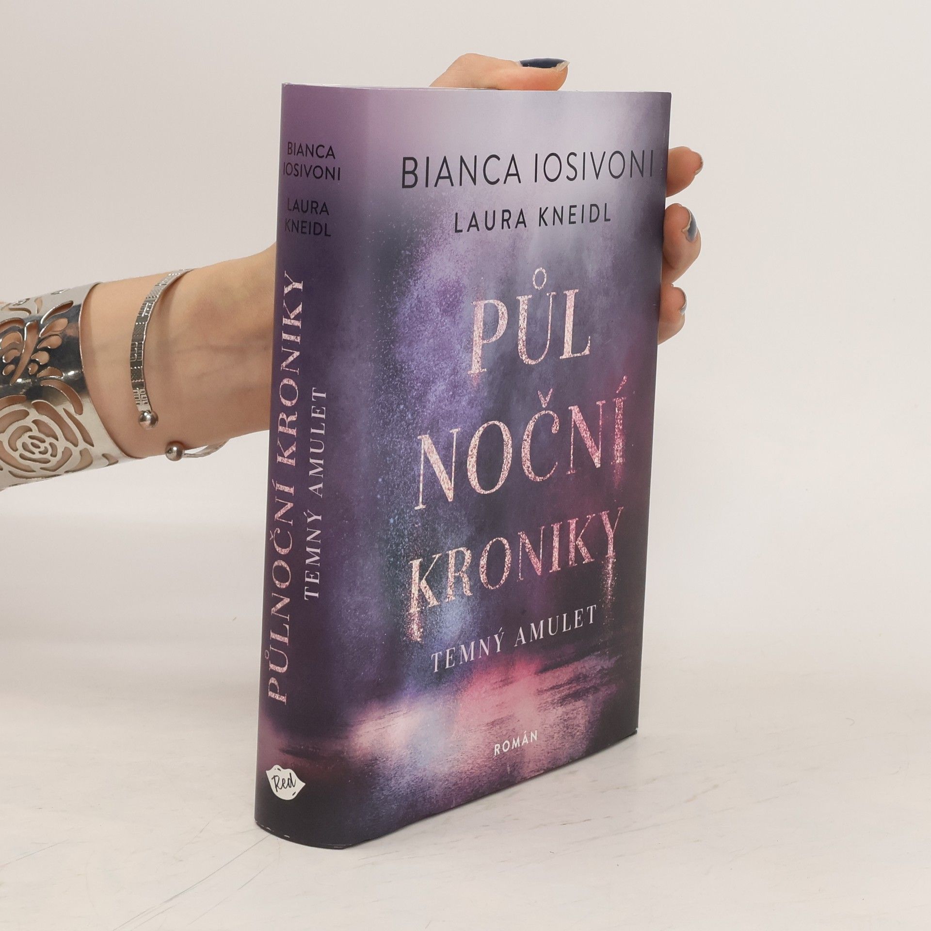 Bianca Iosivoni Půlnoční kroniky: Temný amulet.