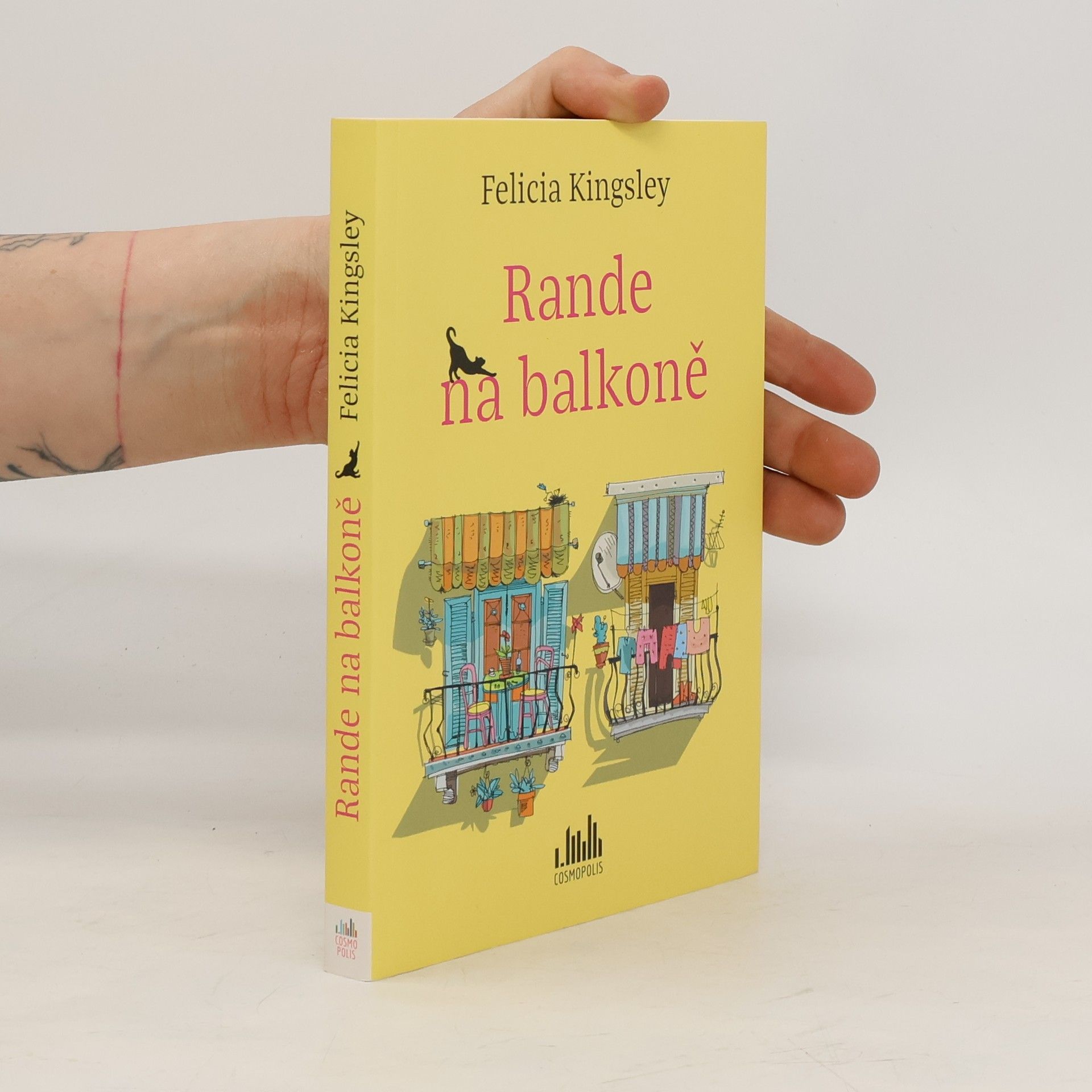 Felicia Kingsley Rande na balkoně