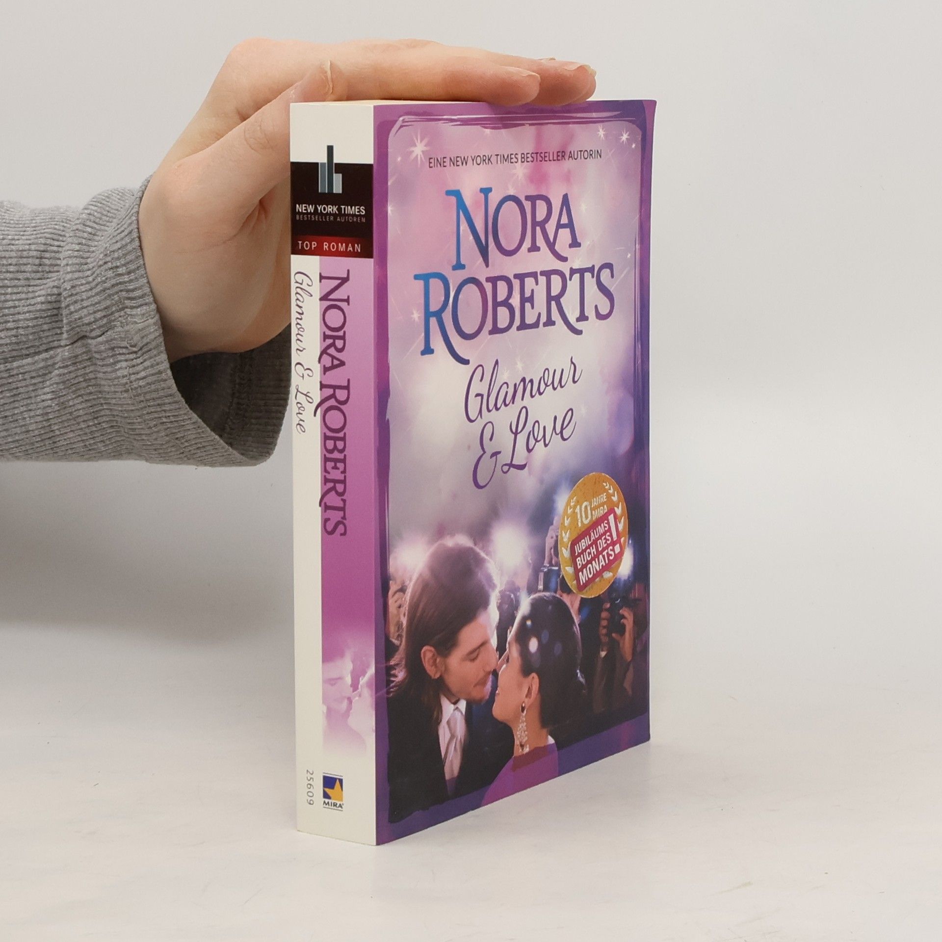 Nora Roberts Glamour & Love