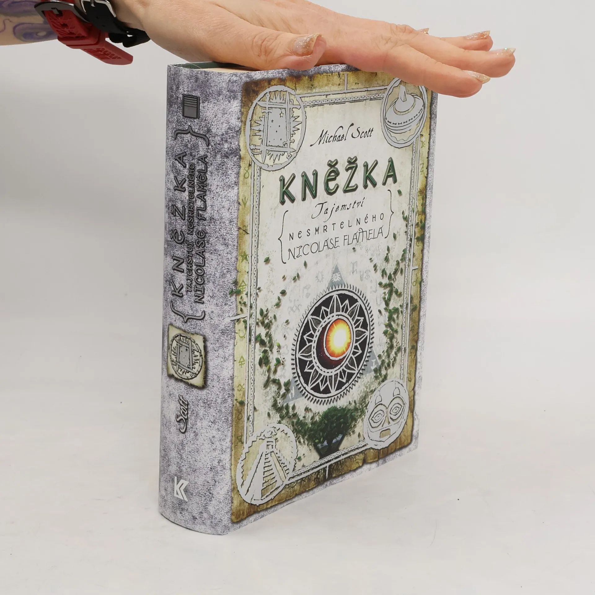 Kněžka. Tajemství nesmrtelného Nicolase Flamela 6 | Book | Hardcover | Michael Scott | CS