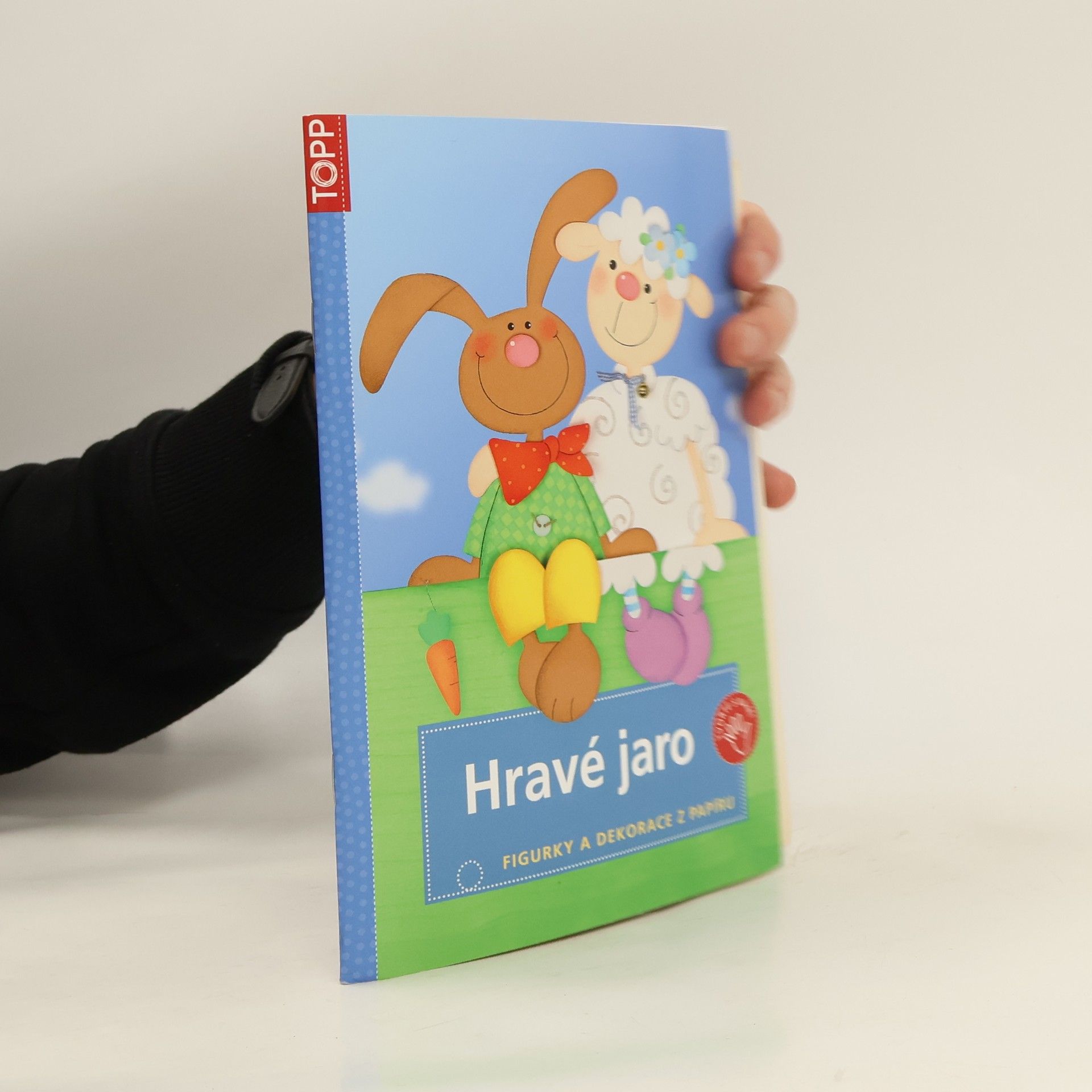 Pia Pedevilla Hravé jaro: figurky a dekorace z papíru