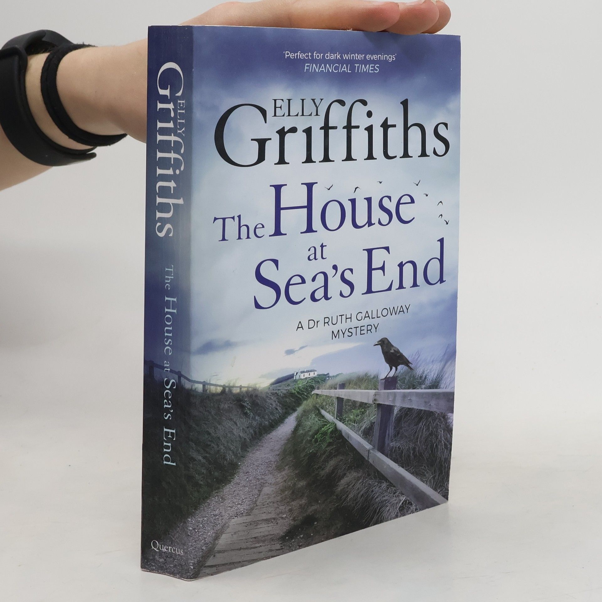 Elly Griffiths The House at Sea's End