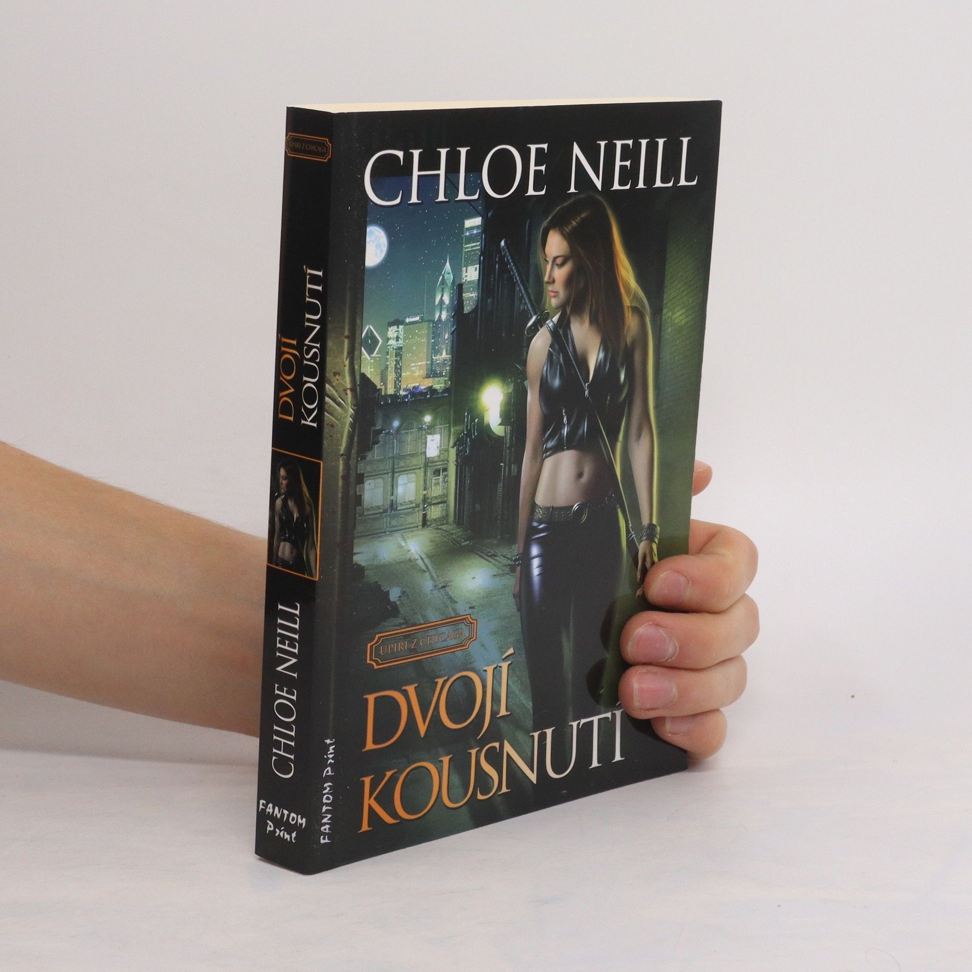 Chloe Neill Dvojí kousnutí. Upíři z Chicaga 3