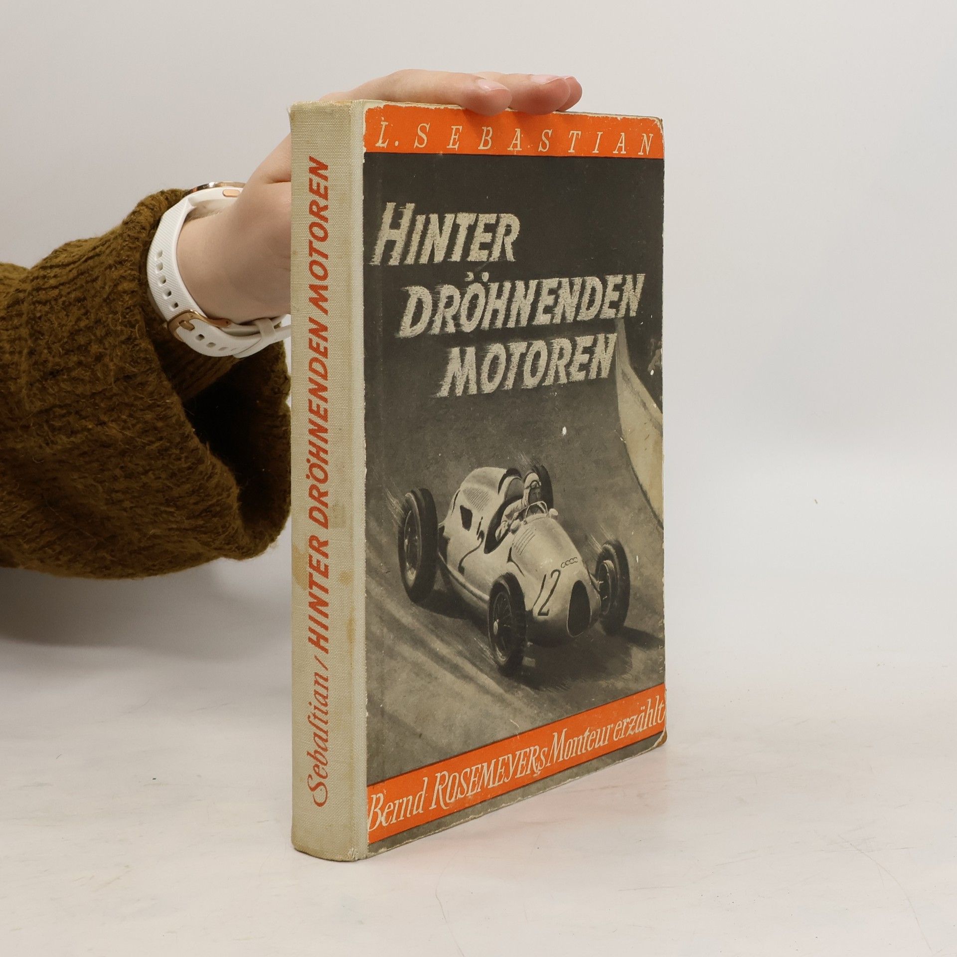 Hinter dröhnenden Motoren