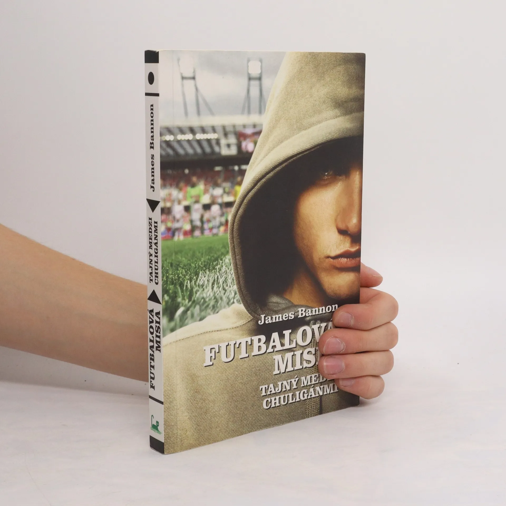 Futbalová misia -  Tajný medzi chuligánmi | Book | Paperback | James Bannon | SK