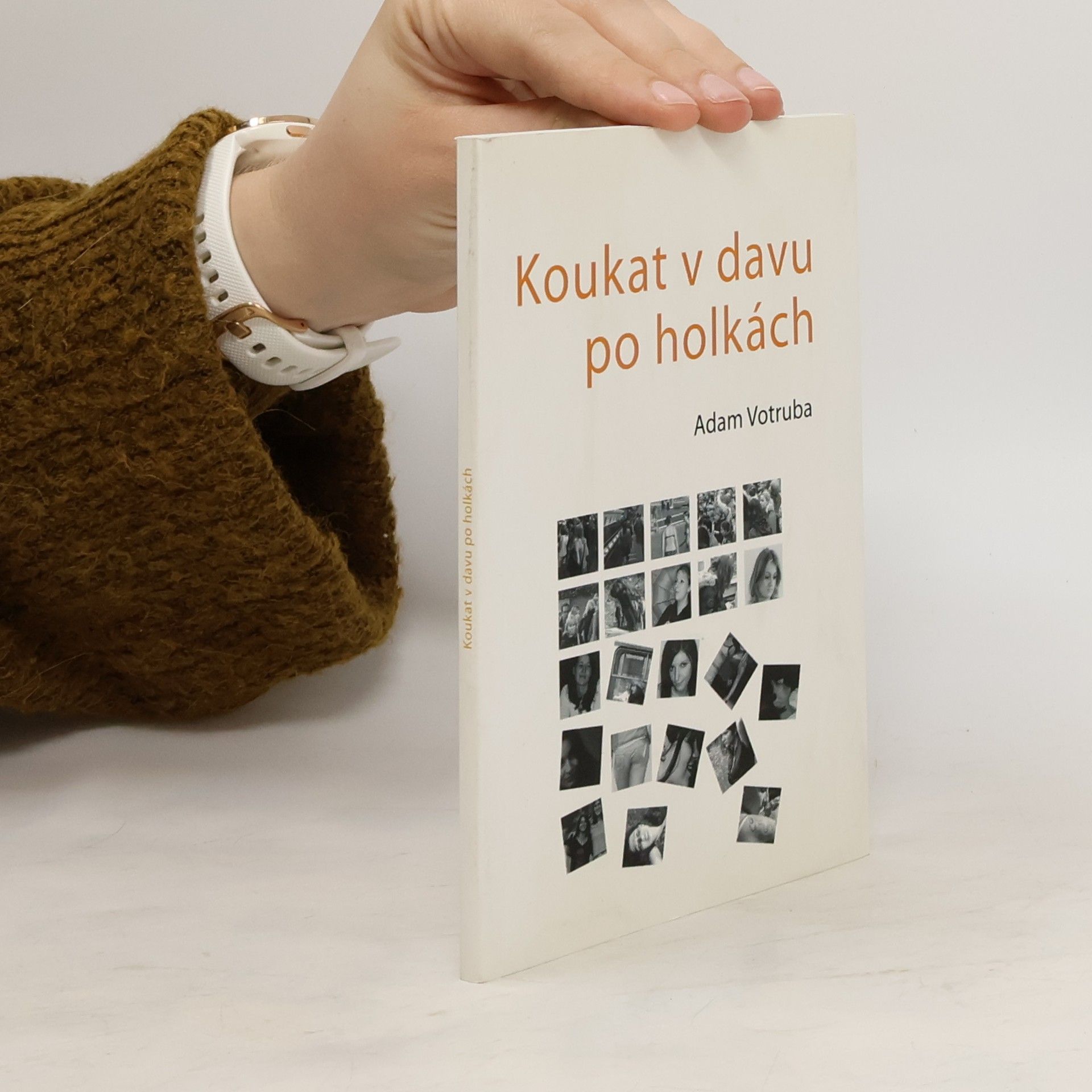 Adam Votruba Koukat v davu po holkách