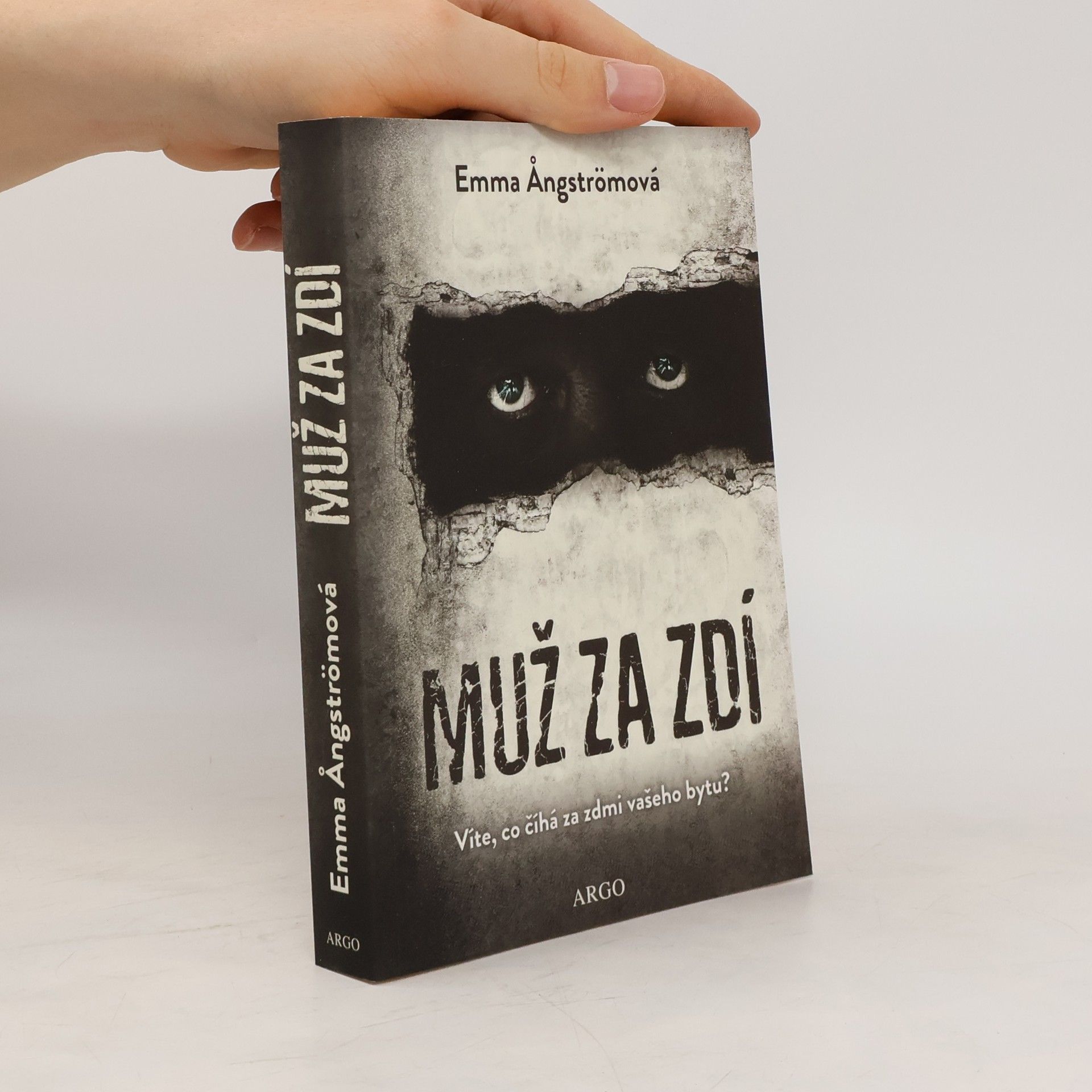 Emma Ångström Muž za zdí