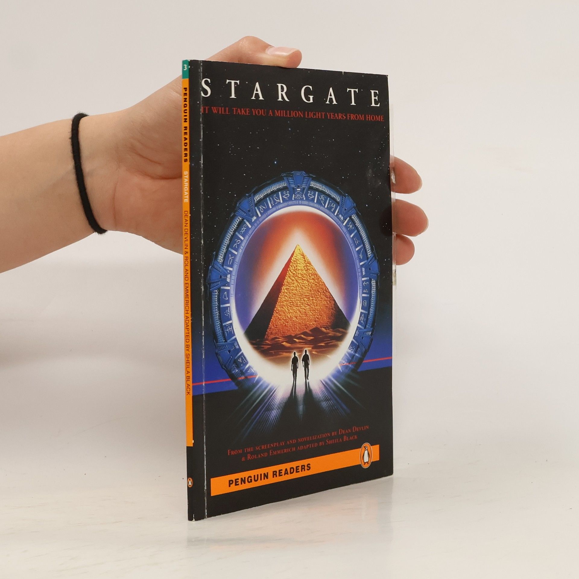 Sheila Black StarGate. Text in English. Pre-Intermediate