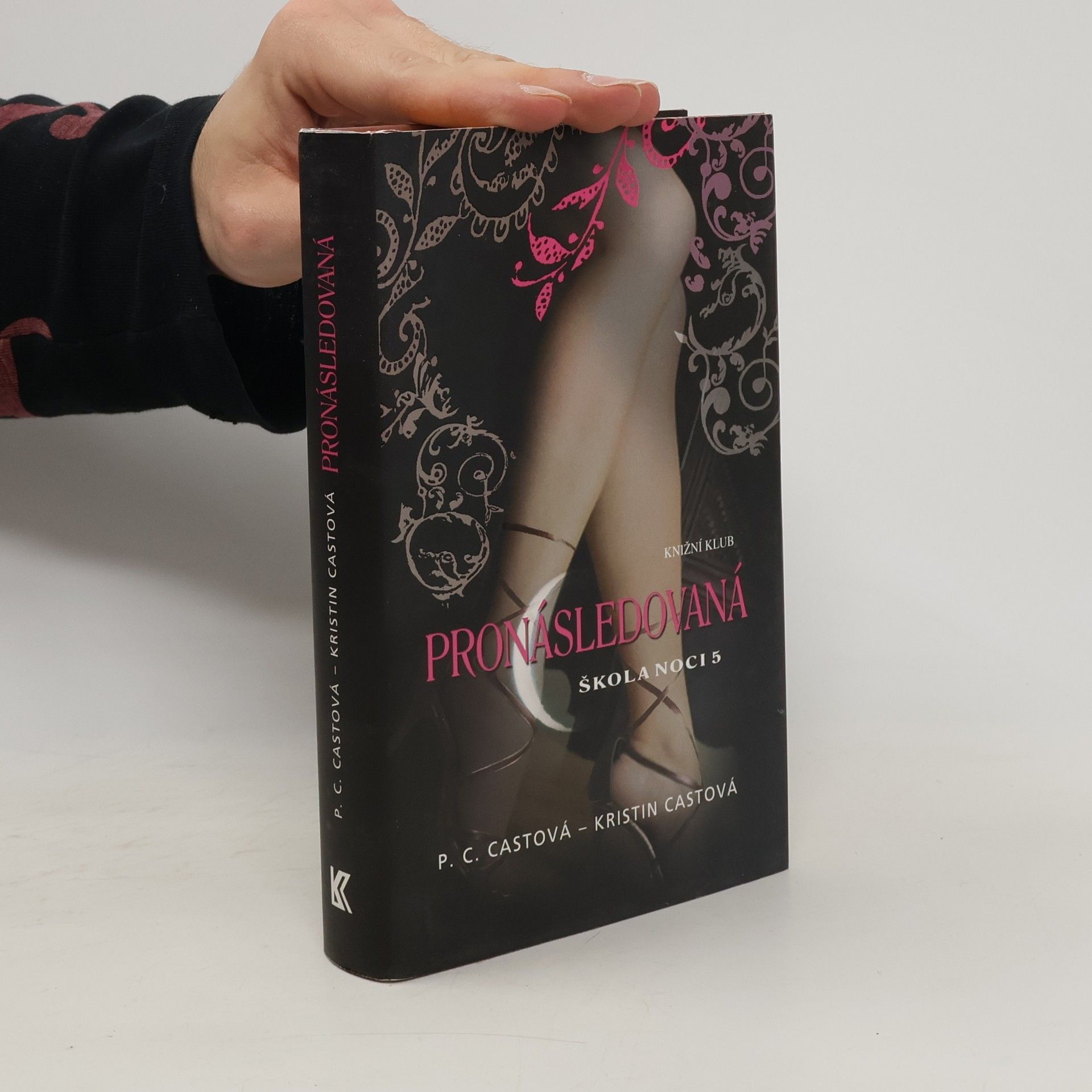 P. C. Castová Škola noci. 5, Pronásledovaná