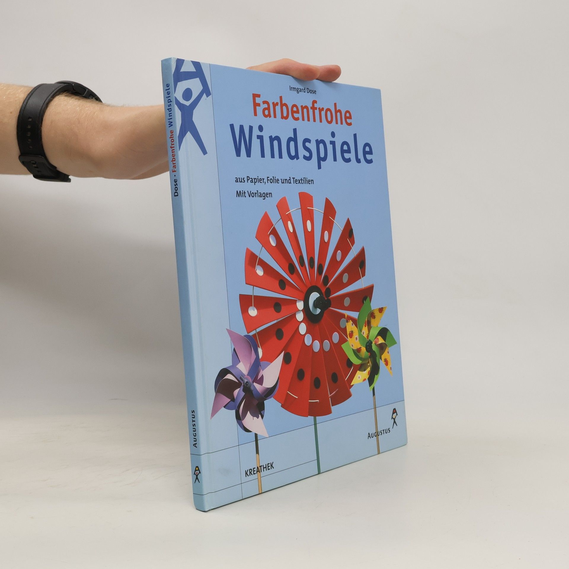 Irmgard Dose Farbenfrohe Windspiele aus Papier, Folie und Textilien