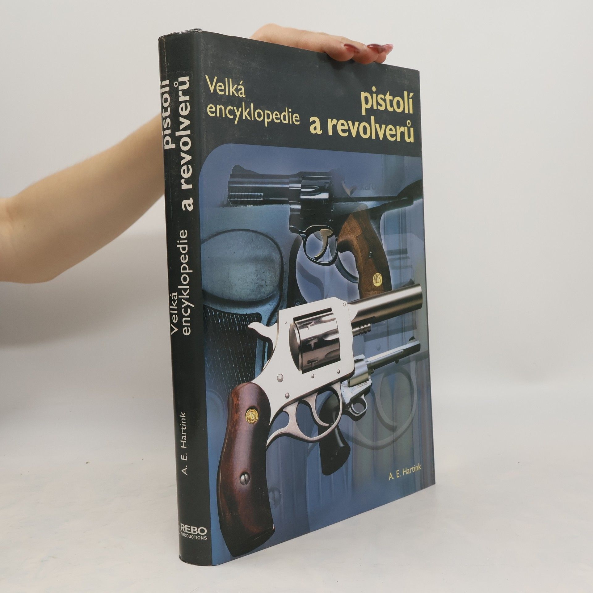 A. E. Hartink Velká encyklopedie pistolí a revolverů