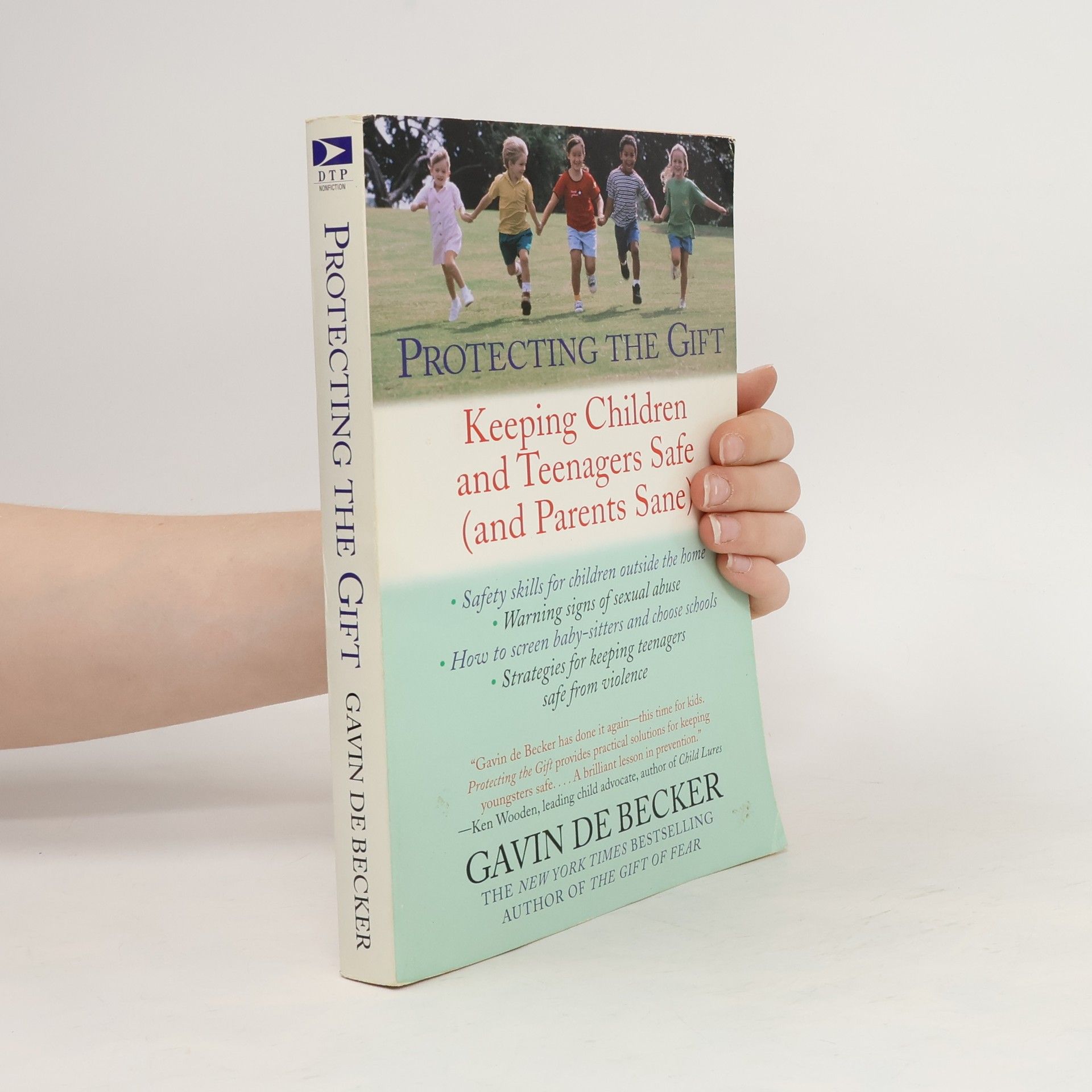 Gavin de Becker Protecting the Gift: Keeping Children and Teenagers Safe (and Parents Sane)