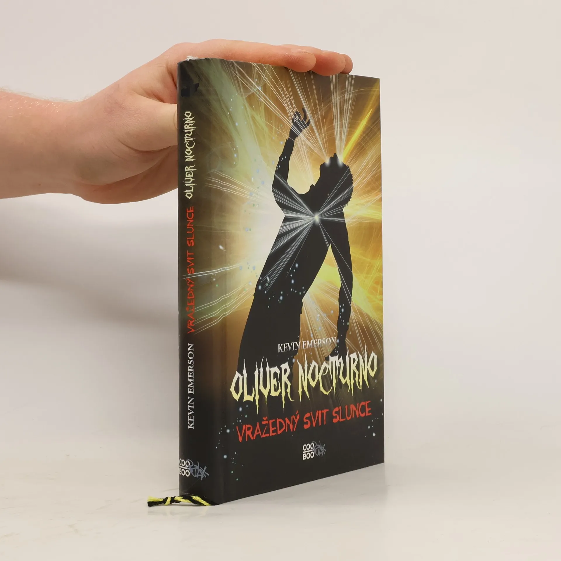 Oliver Nocturno. Vražedný svit slunce | Kniha | Kevin Emerson | CS
