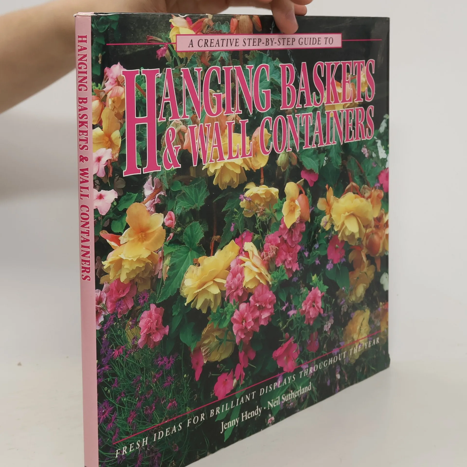 A Creative Step-by-step Guide to Hanging Baskets and Wall Containers | Book | Jenny Hendy | EN