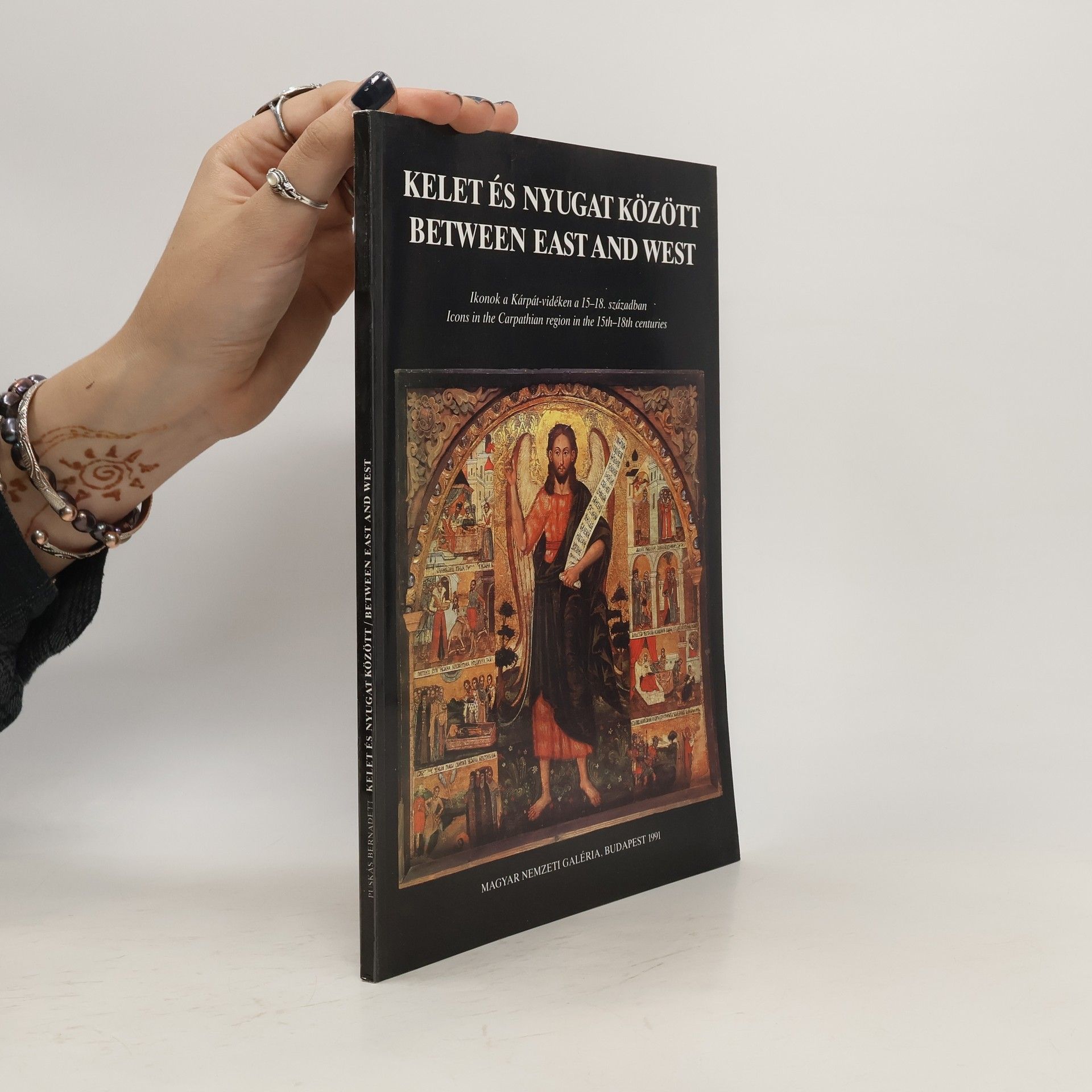 AA.VV. Kelet és Nyugat Között Between East and West