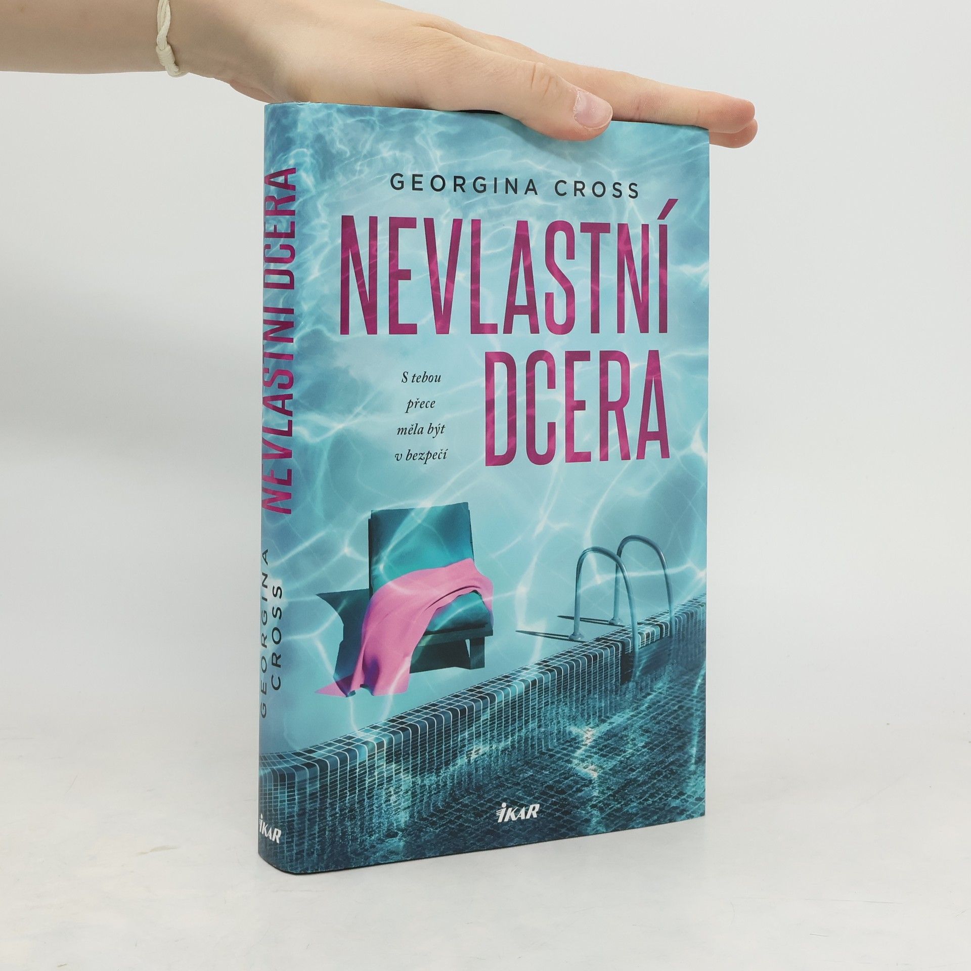 Georgina Cross Nevlastní dcera