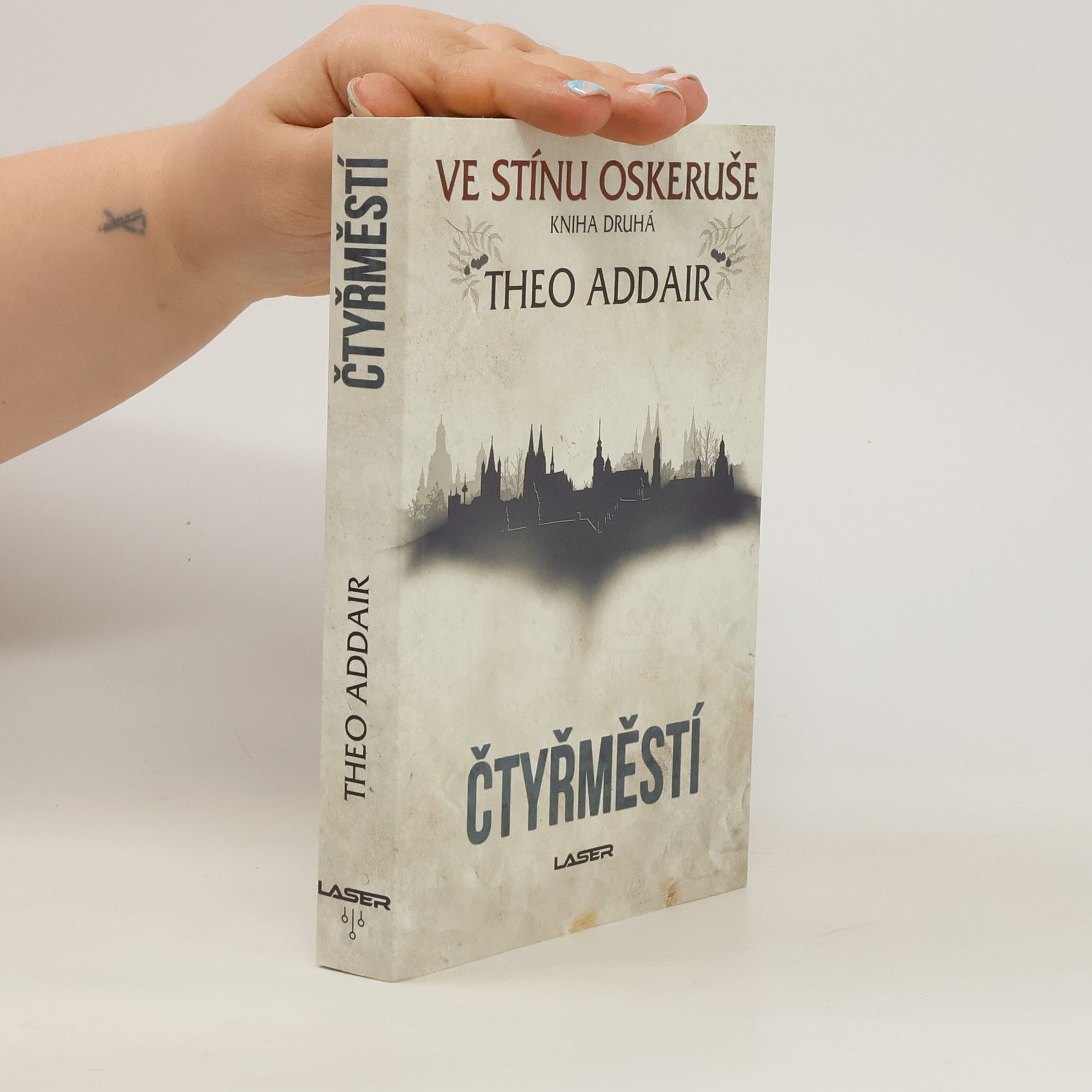 Theo Addair Ve stínu oskeruše (2). Čtyřměstí