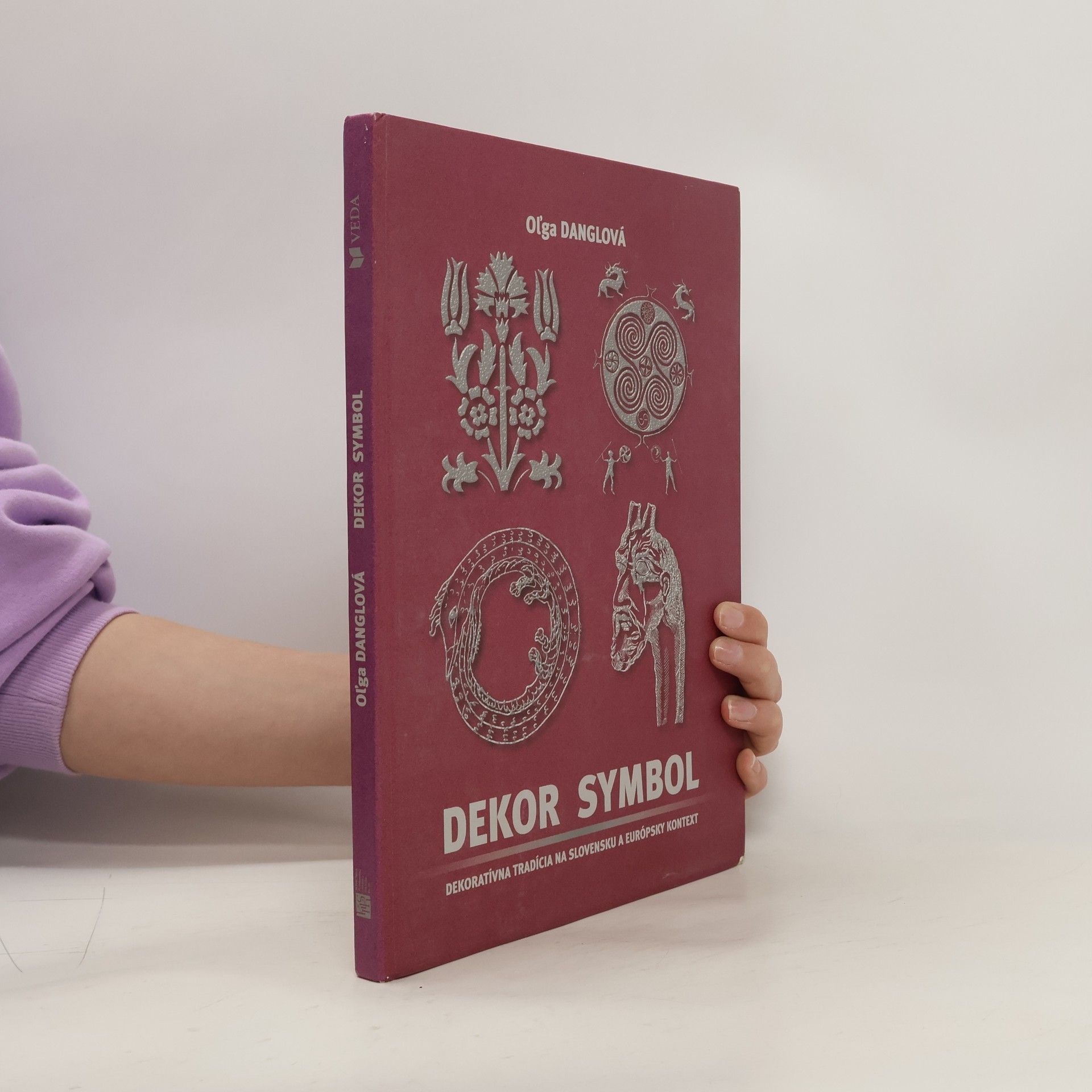 Olga Danglova Dekor symbol: dekoratívna tradícia na Slovensku a európsky kontext