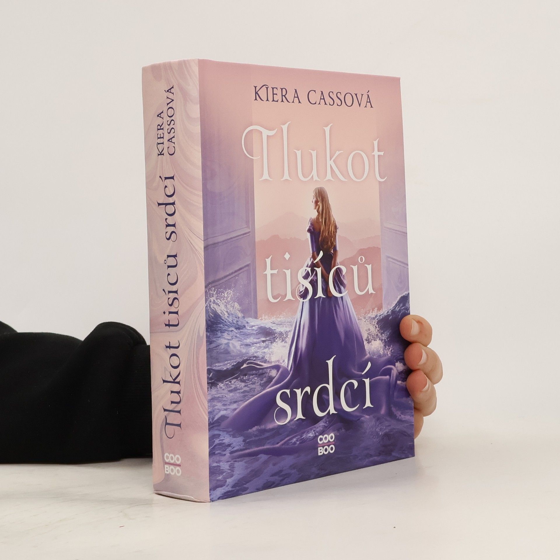 Kiera Cass Tlukot tisíců srdcí