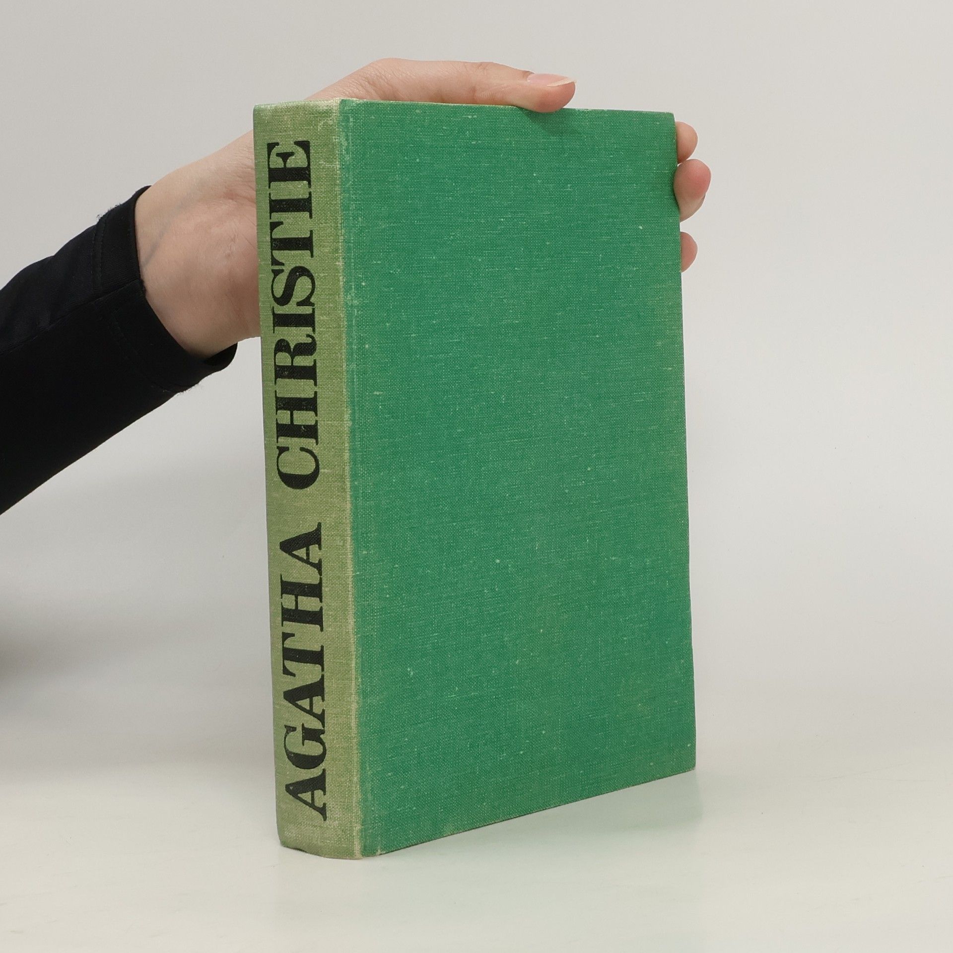 Agatha Christie Zlo pod slnkom. Po pohrebe. Mačka medzi holubmi