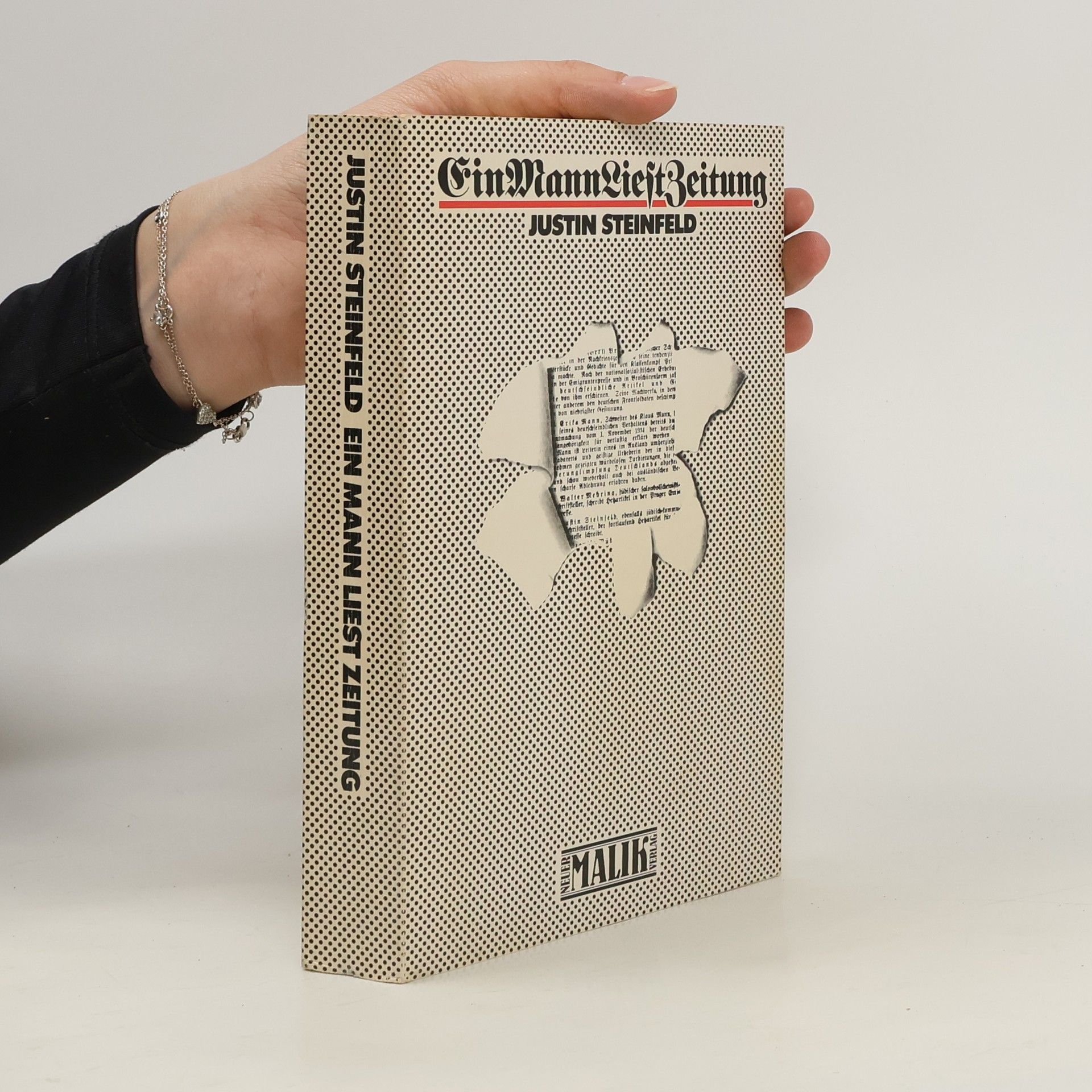 Justin Steinfeld Ein Mann liest Zeitung