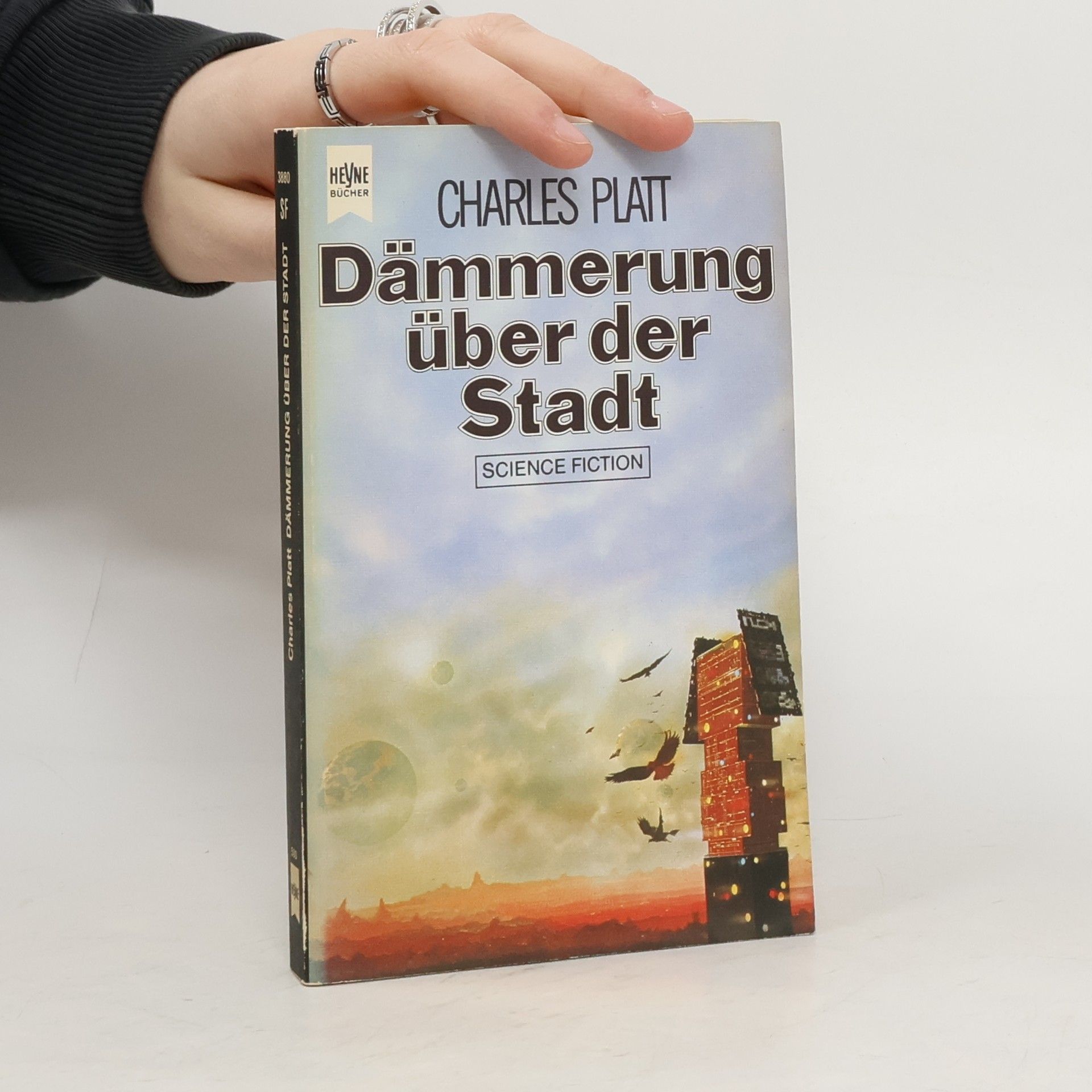 Charles Platt Dämmerung über der Stadt.