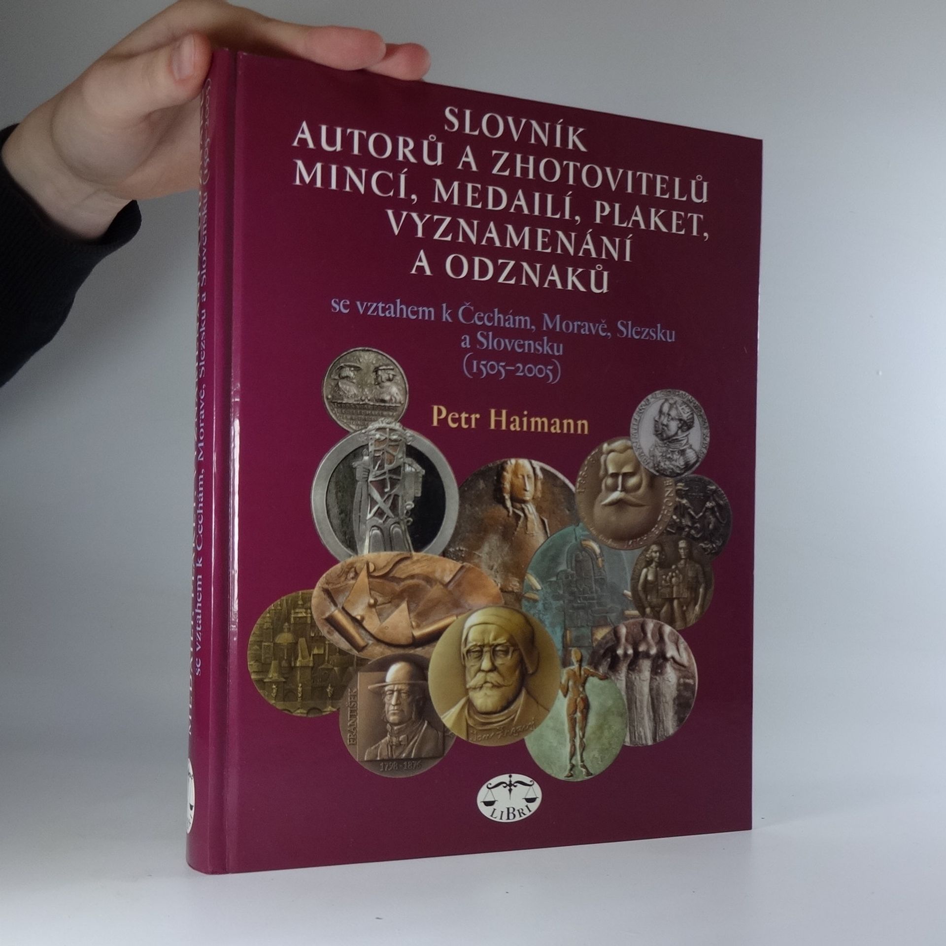 Petr Haimann Slovník autorů a zhotovitelů mincí, medailí, plaket, vyznamenání a odznaků se vztahem k Čechám, Moravě, Slezsku a Slovensku (1505-2005)