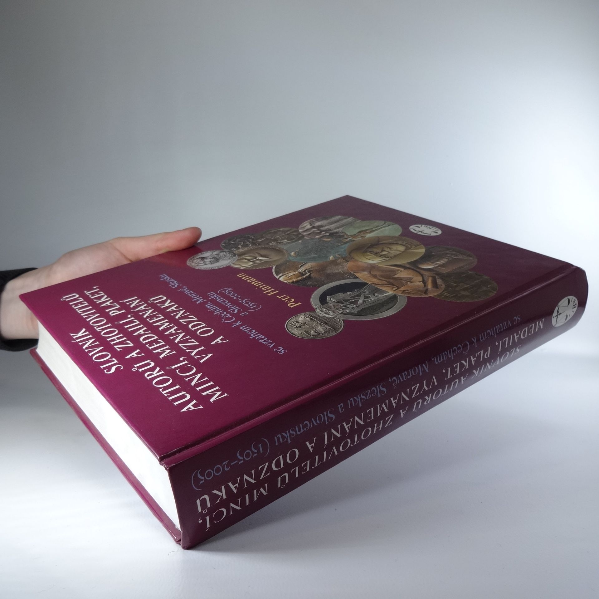 Petr Haimann Slovník autorů a zhotovitelů mincí, medailí, plaket, vyznamenání a odznaků se vztahem k Čechám, Moravě, Slezsku a Slovensku (1505-2005)