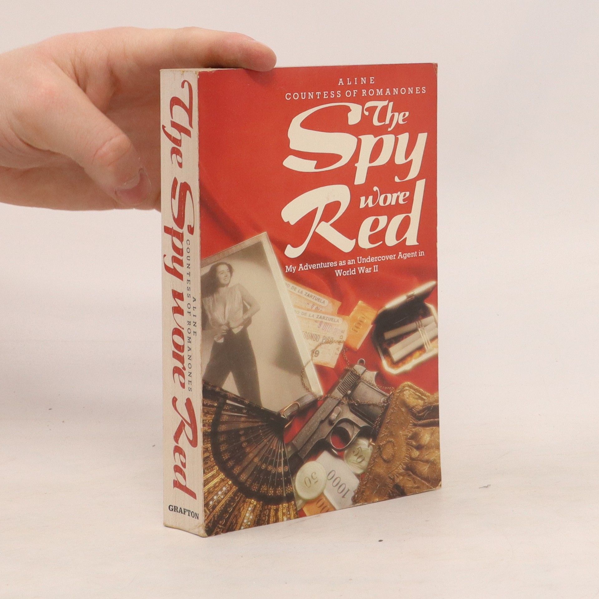 kolektiv The Spy Wore Red