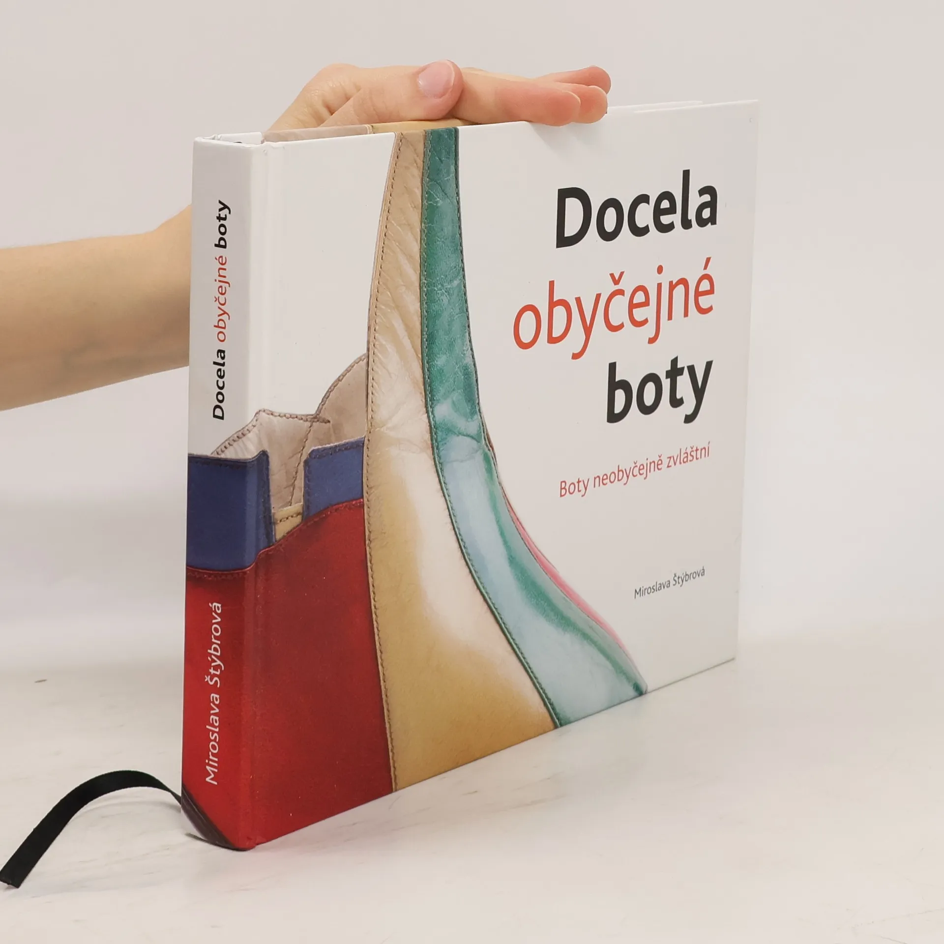 Docela obyčejné boty : boty neobyčejně zvláštní | Kniha | pevná | Miroslava Štýbrová | CS