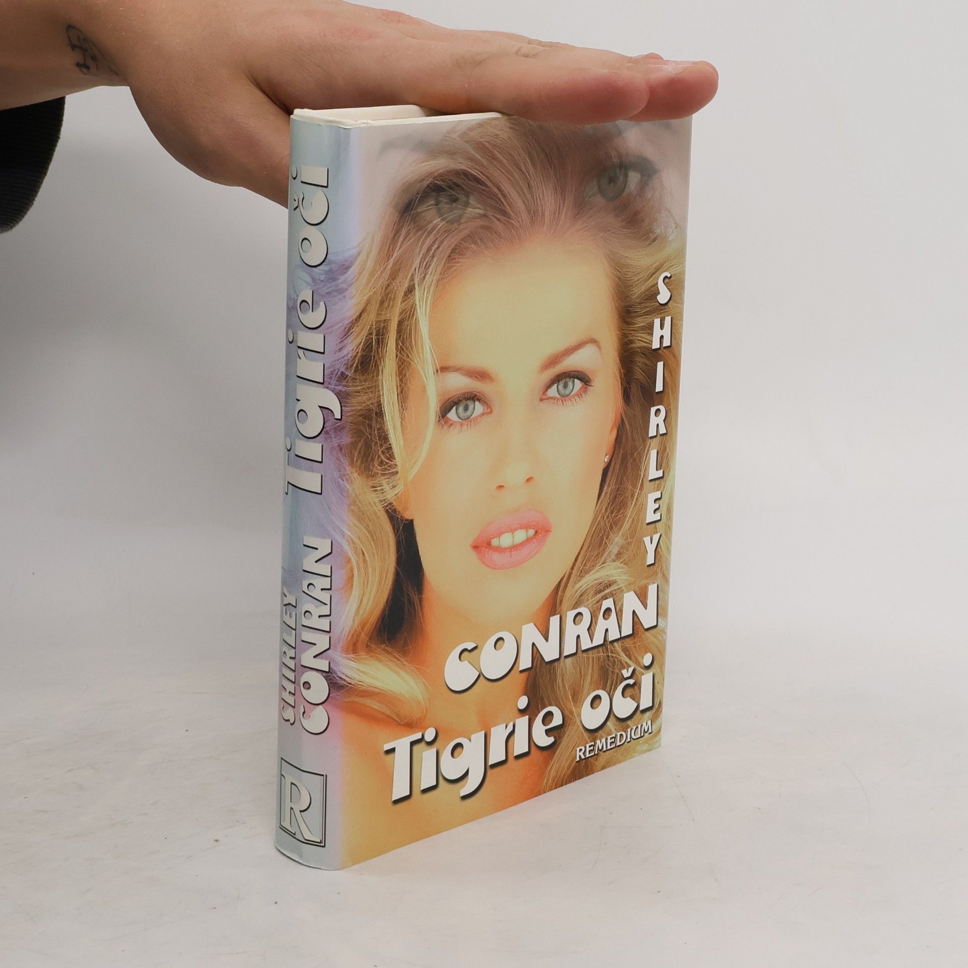 Shirley Conran Tigrie oči