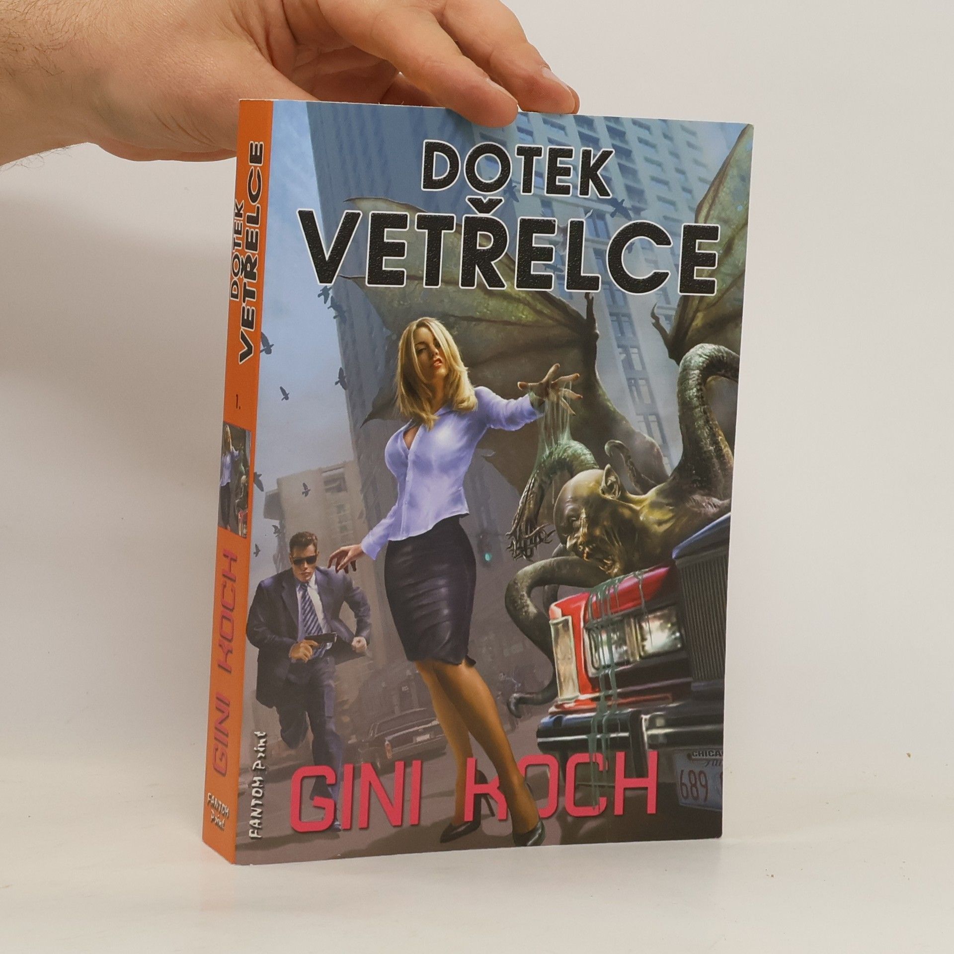 Gini Koch Katherine "Kitty" Katt 1. Dotek vetřelce