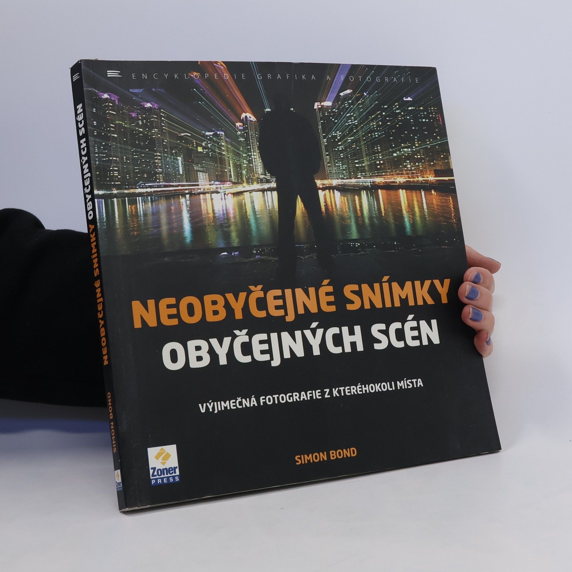 Simon Bond Neobyčejné snímky obyčejných scén