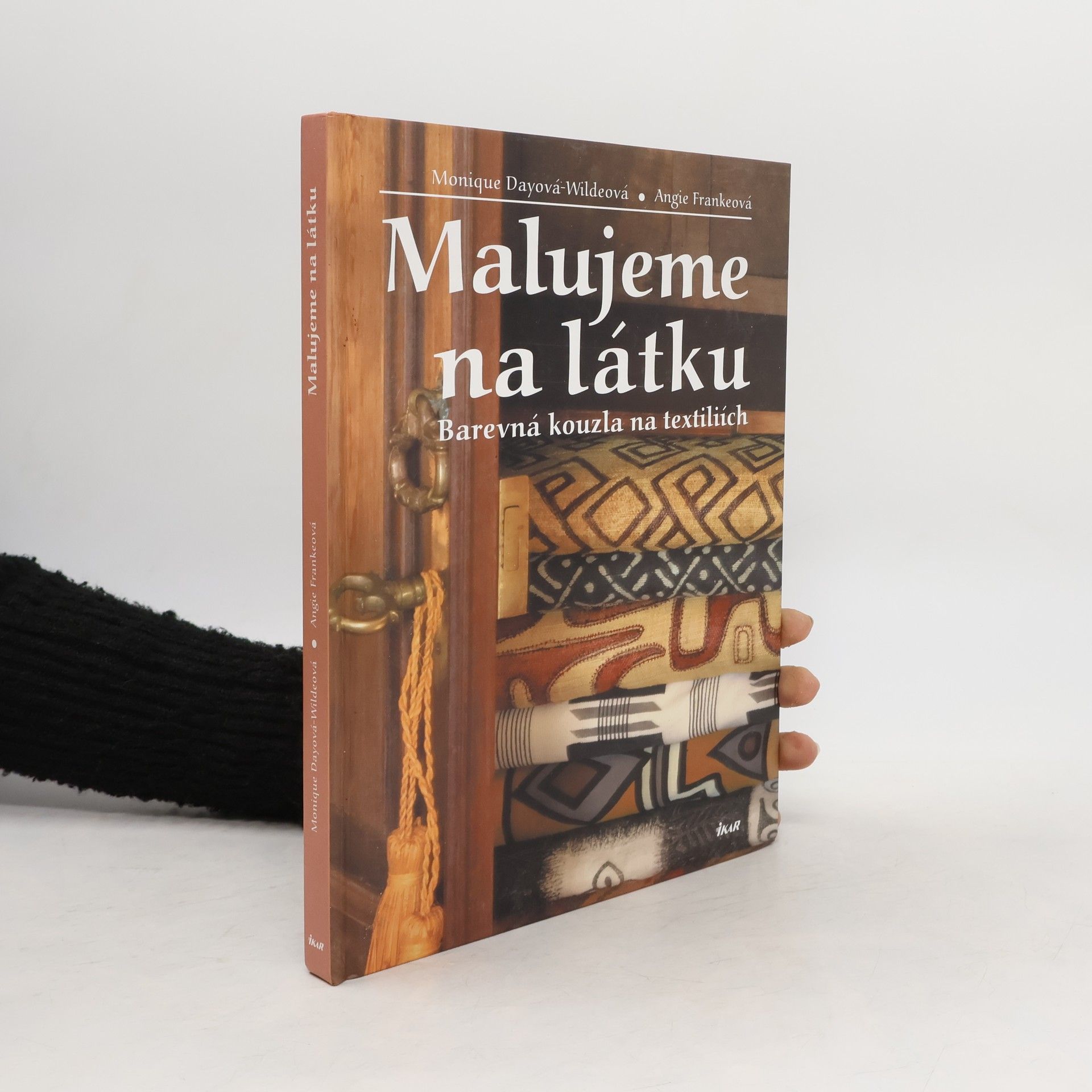 Monique Day-Wilde Malujeme na látku: Barevná kouzla na textiliích