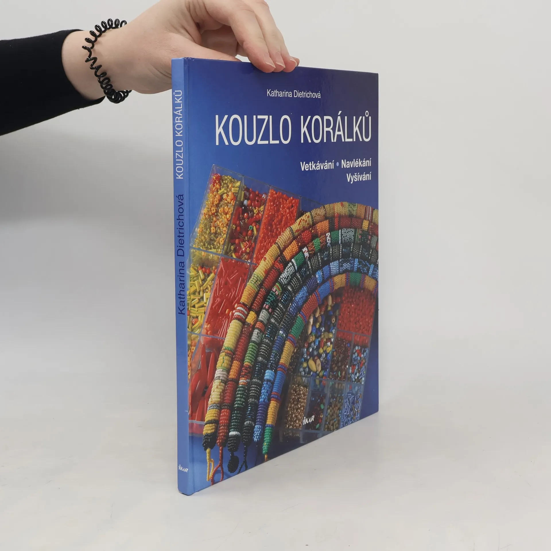 Kouzlo korálků : vetkávání, navlékání, vyšívání | Kniha | Katharina Dietrich | CS